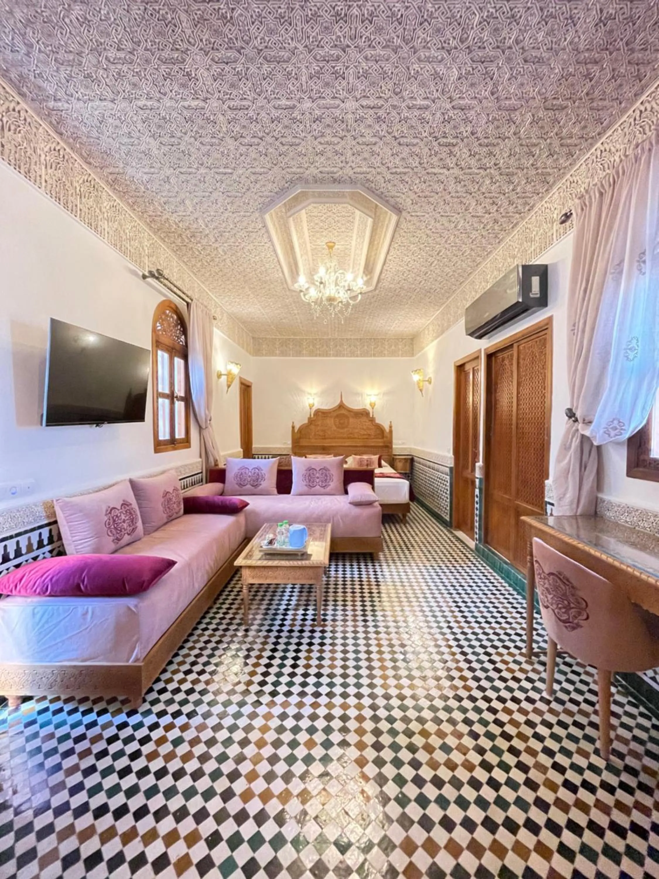 Bed in Le Grand Alcazar - Riad