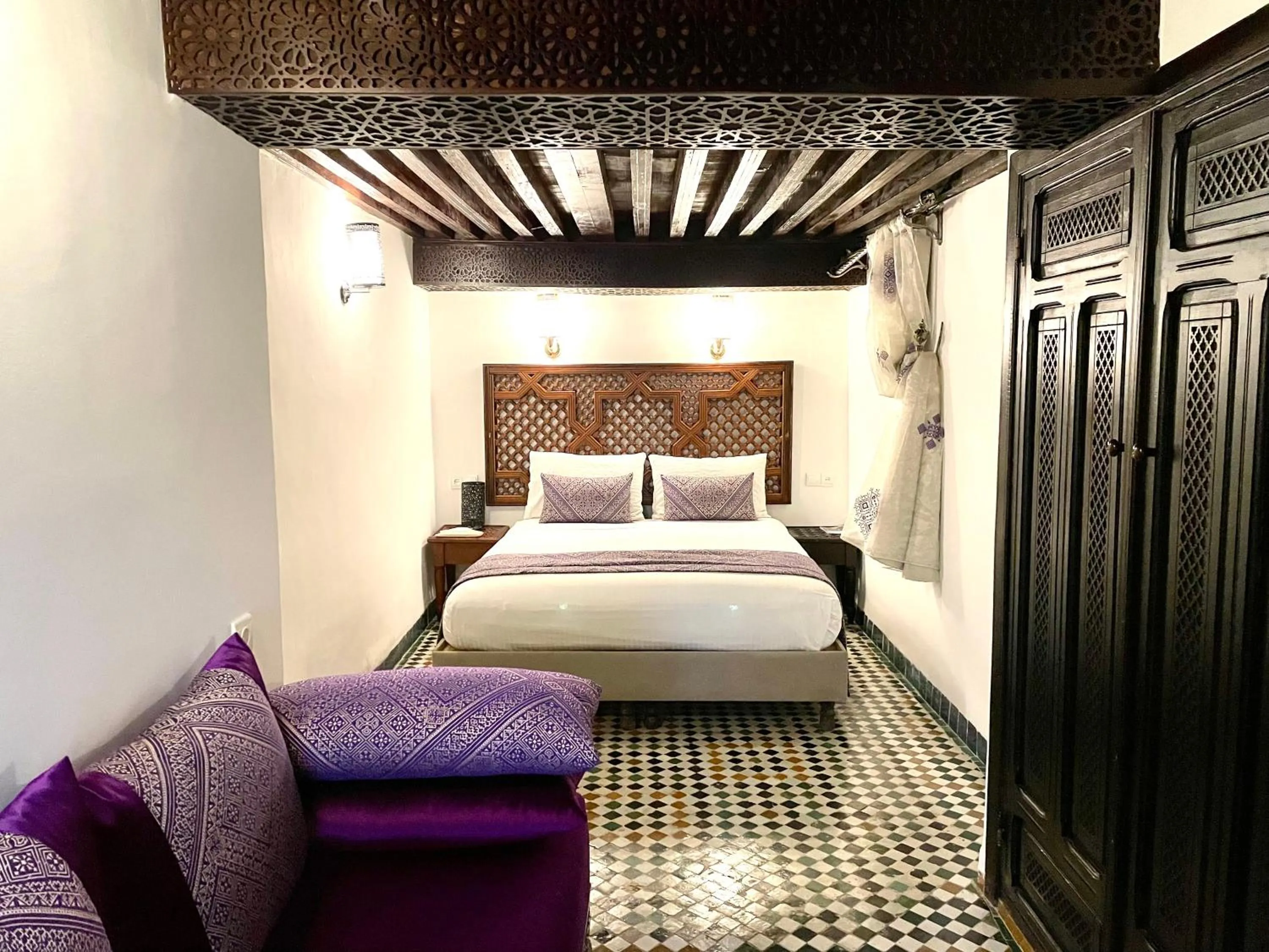 Bed in Le Grand Alcazar - Riad