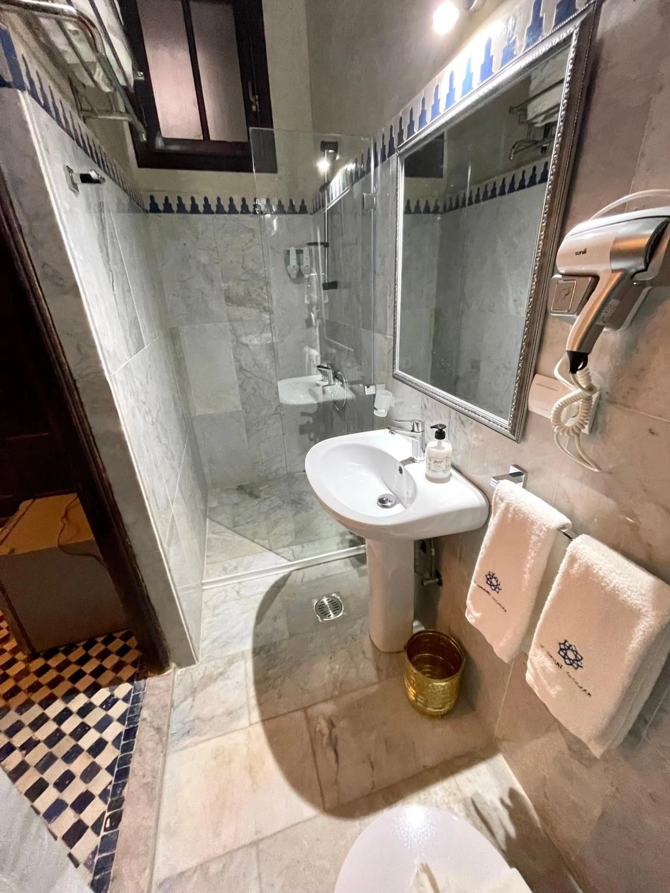 Shower in Le Grand Alcazar - Riad