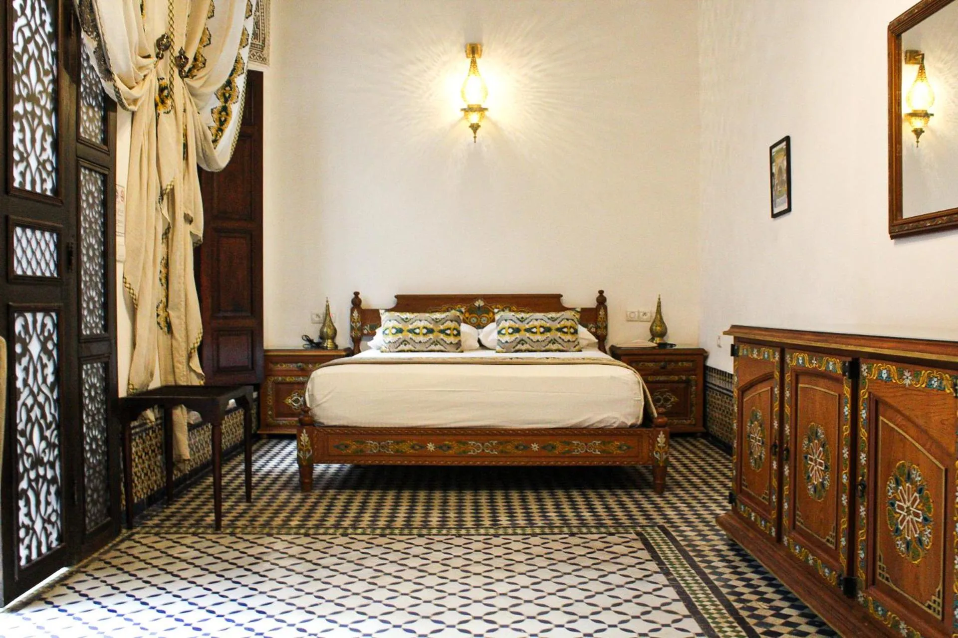 Bed in Le Grand Alcazar - Riad