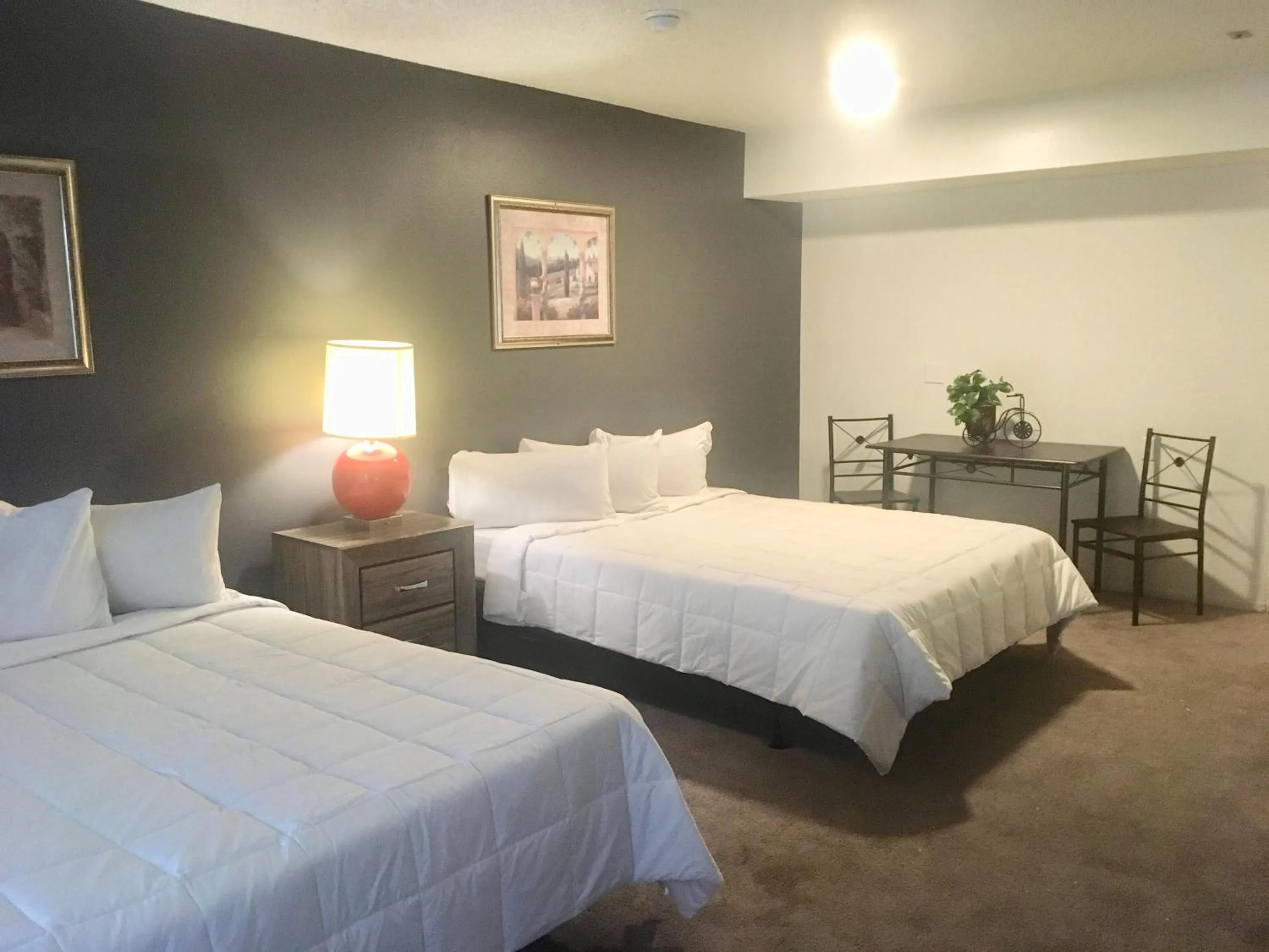 Bedroom in Siegel Slots and Suites (No Resort Fees)