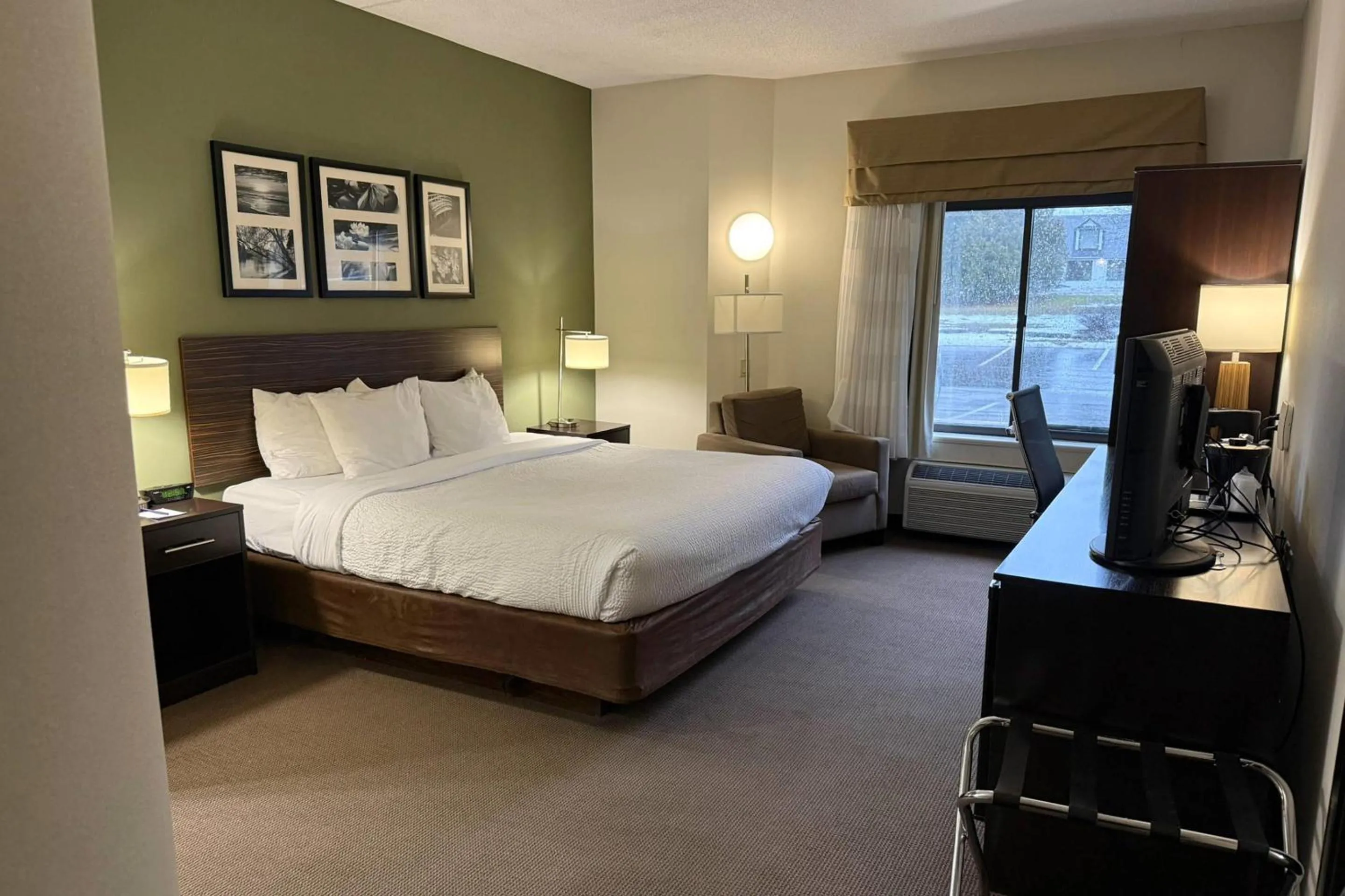 Bedroom, Bed in Sleep Inn & Suites Queensbury - Lake George