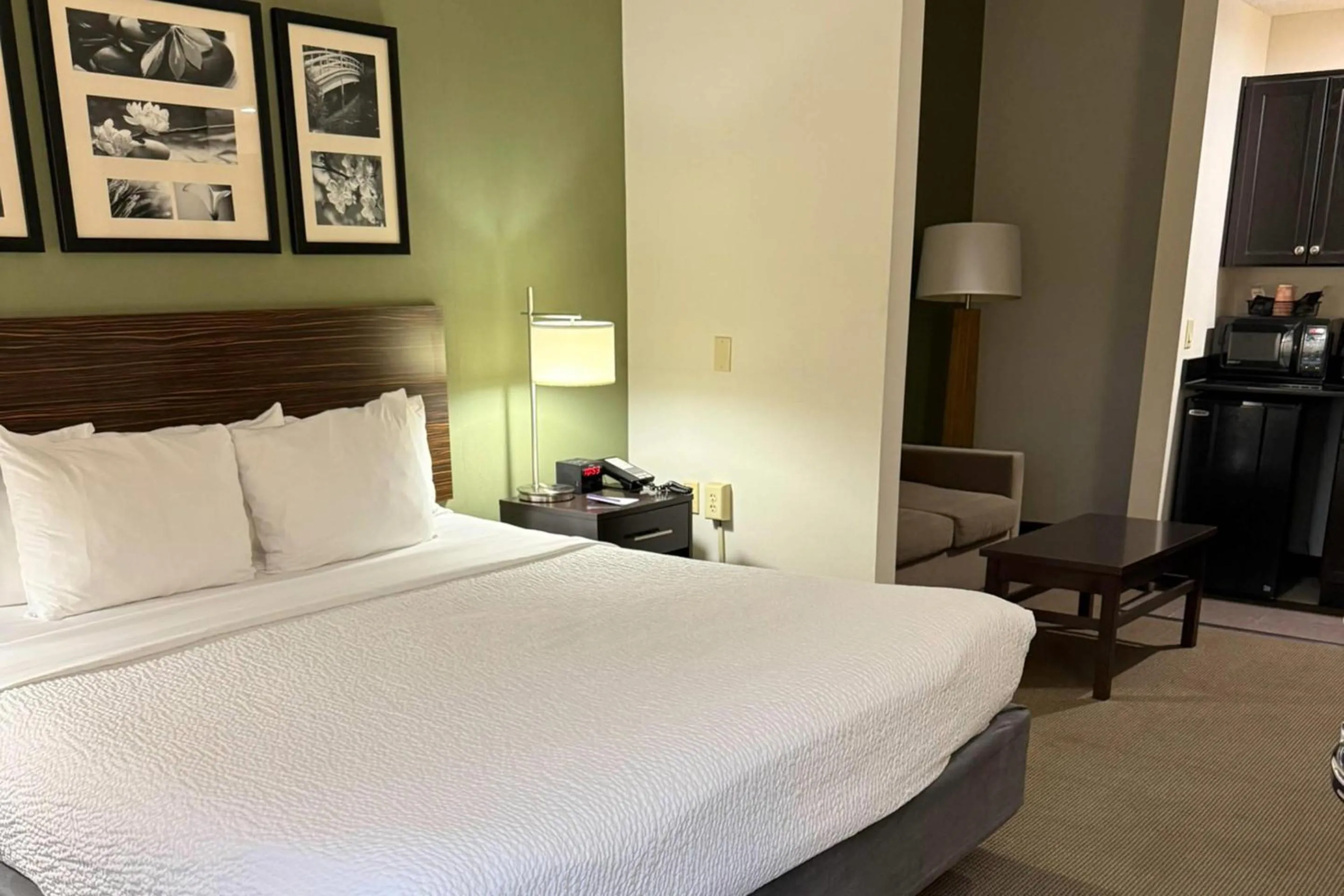 Bedroom, Bed in Sleep Inn & Suites Queensbury - Lake George