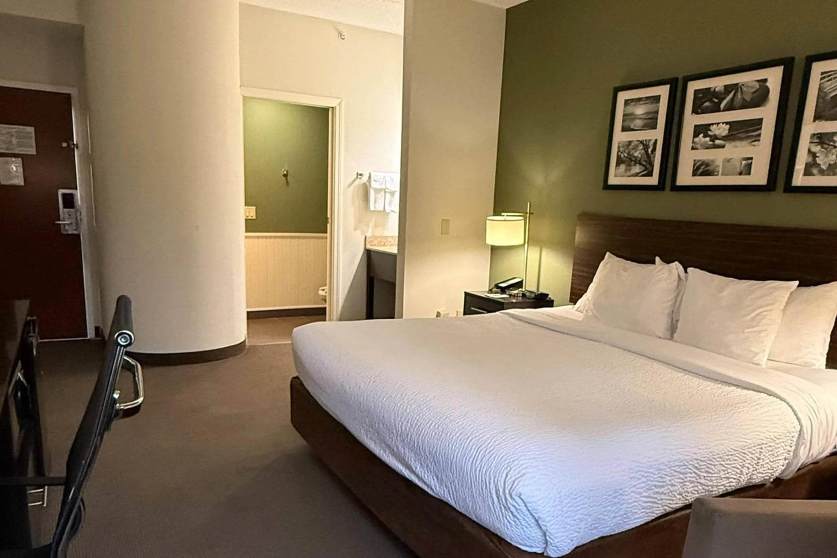 Bedroom, Bed in Sleep Inn & Suites Queensbury - Lake George