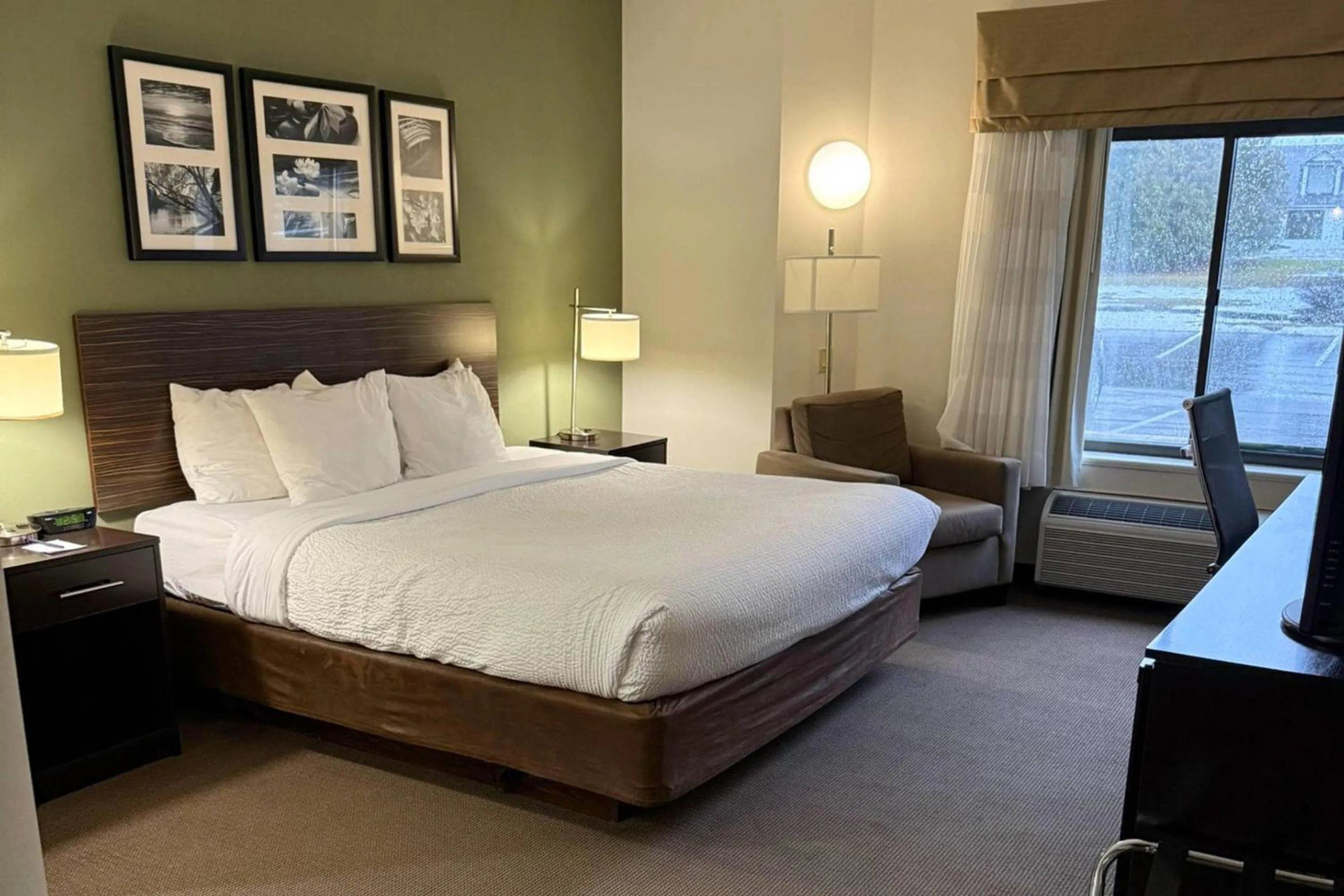 Bedroom, Bed in Sleep Inn & Suites Queensbury - Lake George