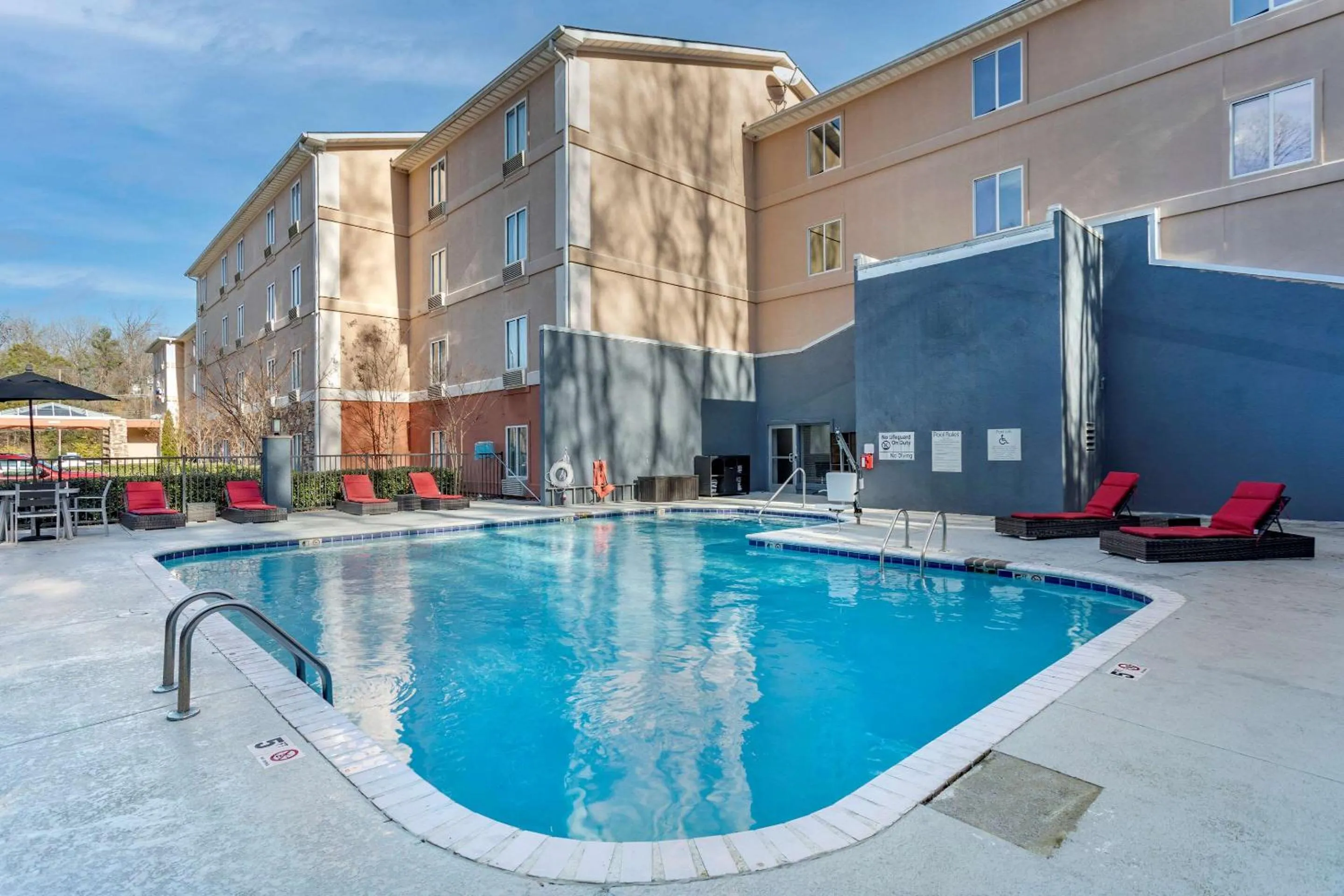 Swimming pool in Comfort Suites Nashville Airport - BNA