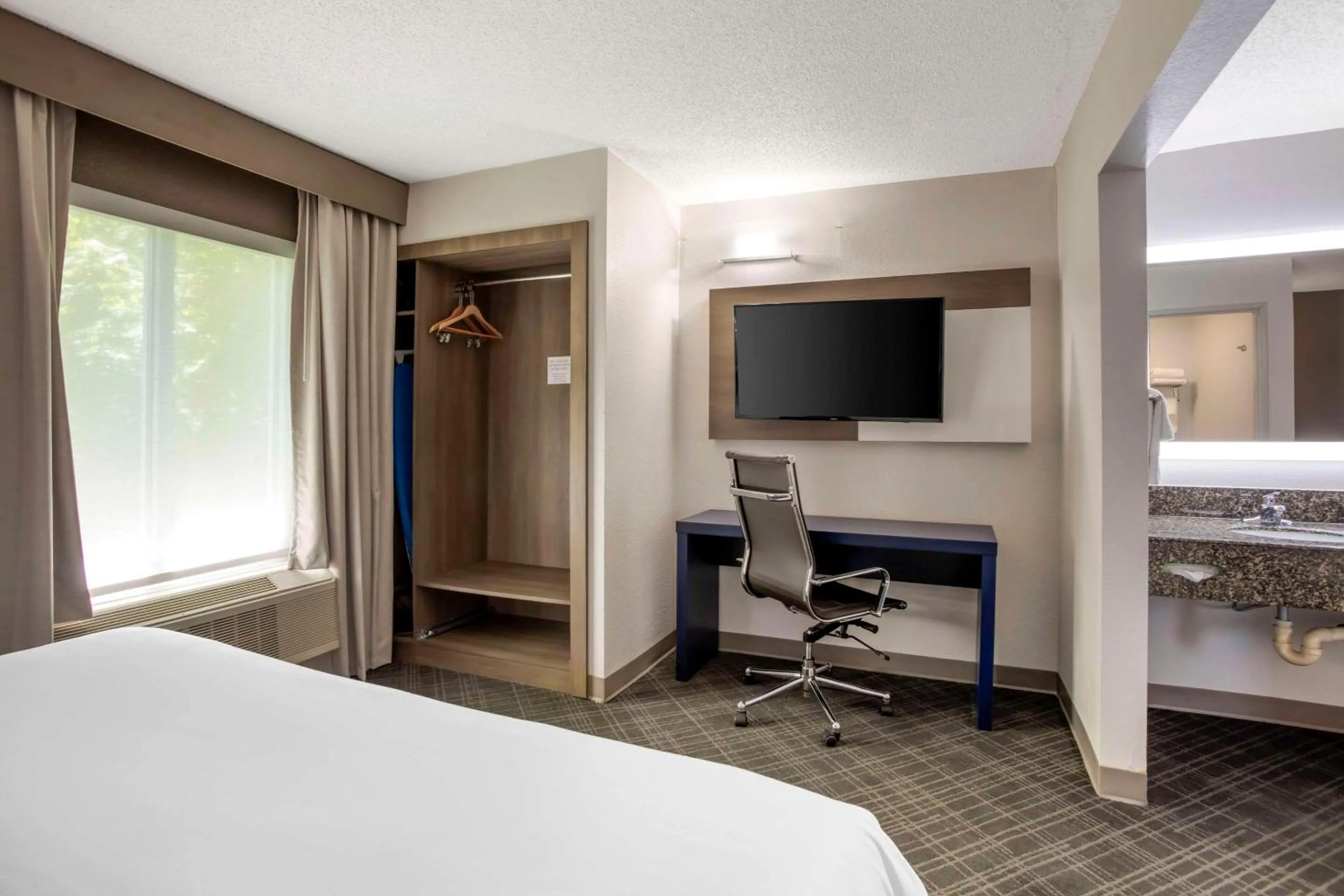 Bedroom, Bed in Comfort Suites Nashville Airport - BNA