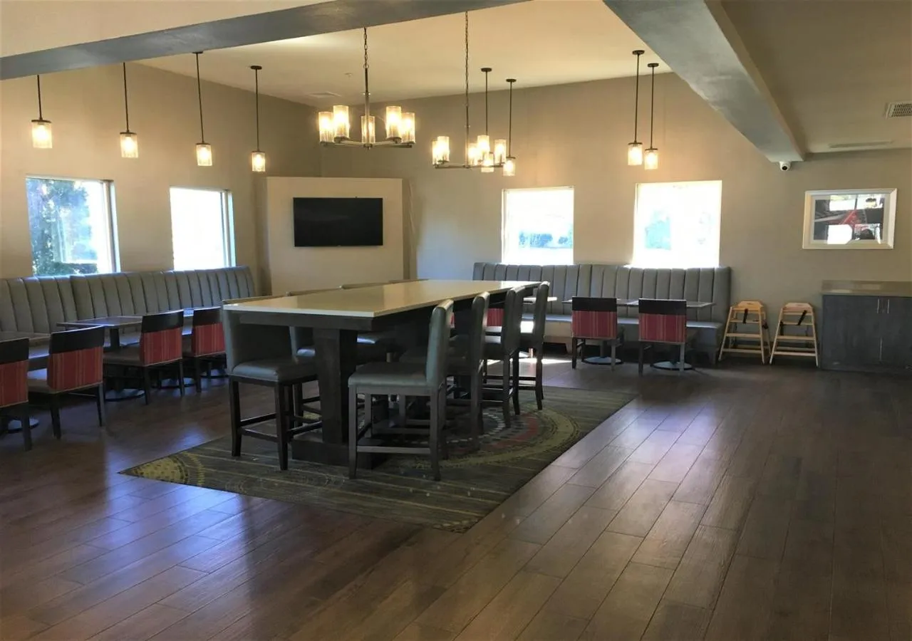 Dining area in Comfort Suites Nashville Airport - BNA
