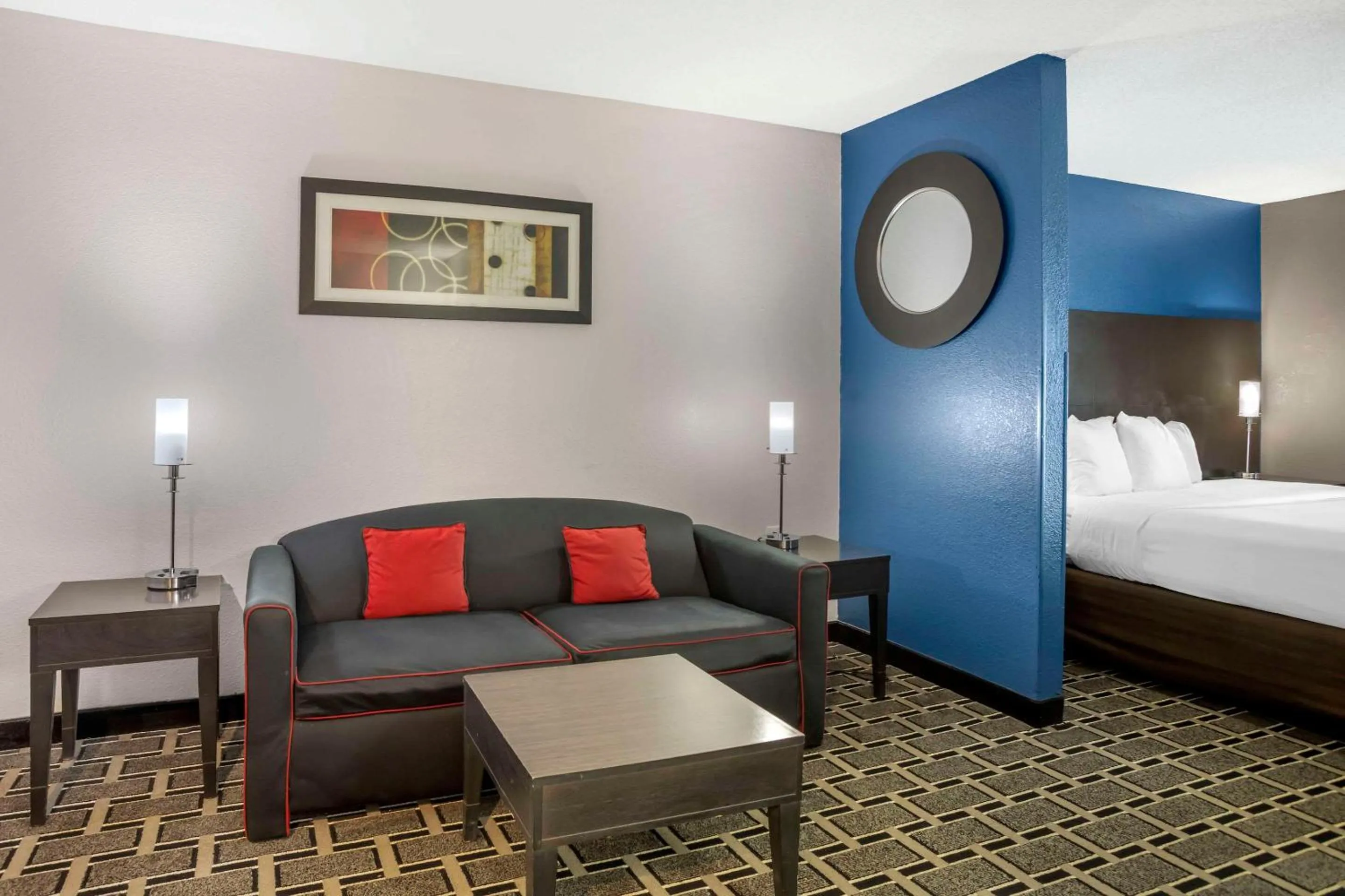 Bedroom, Bed in Comfort Suites Nashville Airport - BNA