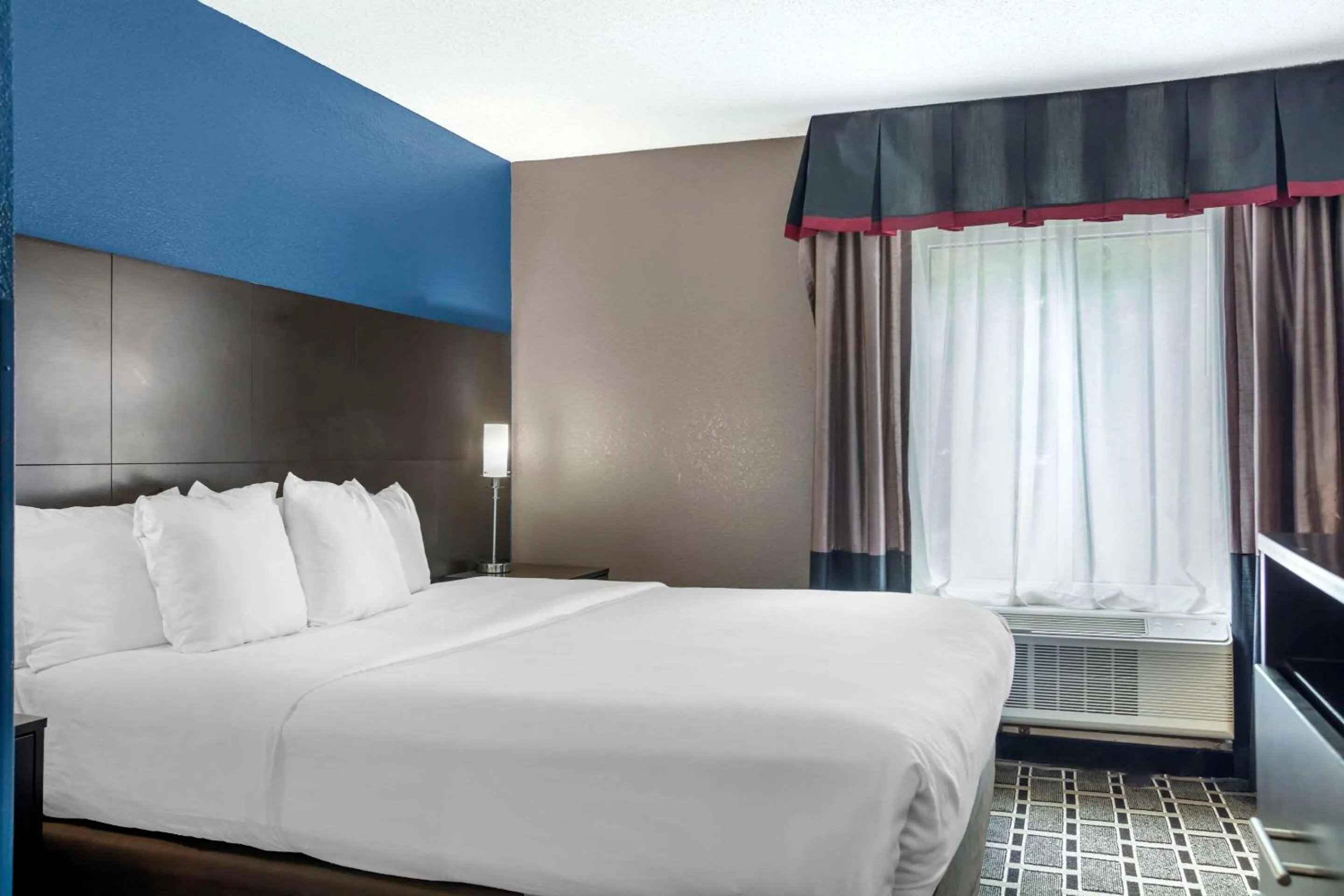 Bedroom, Bed in Comfort Suites Nashville Airport - BNA