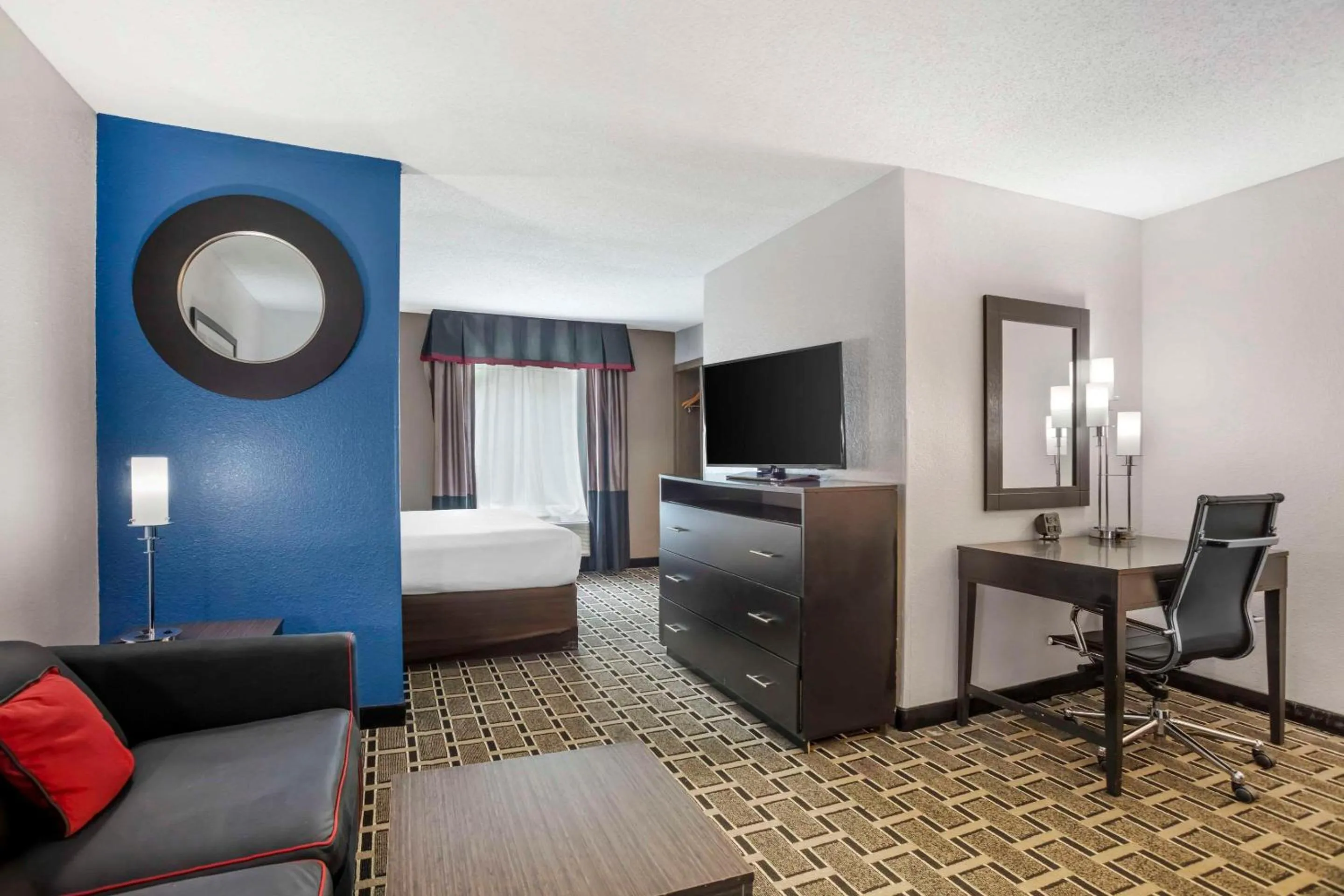 Bedroom, Bed in Comfort Suites Nashville Airport - BNA