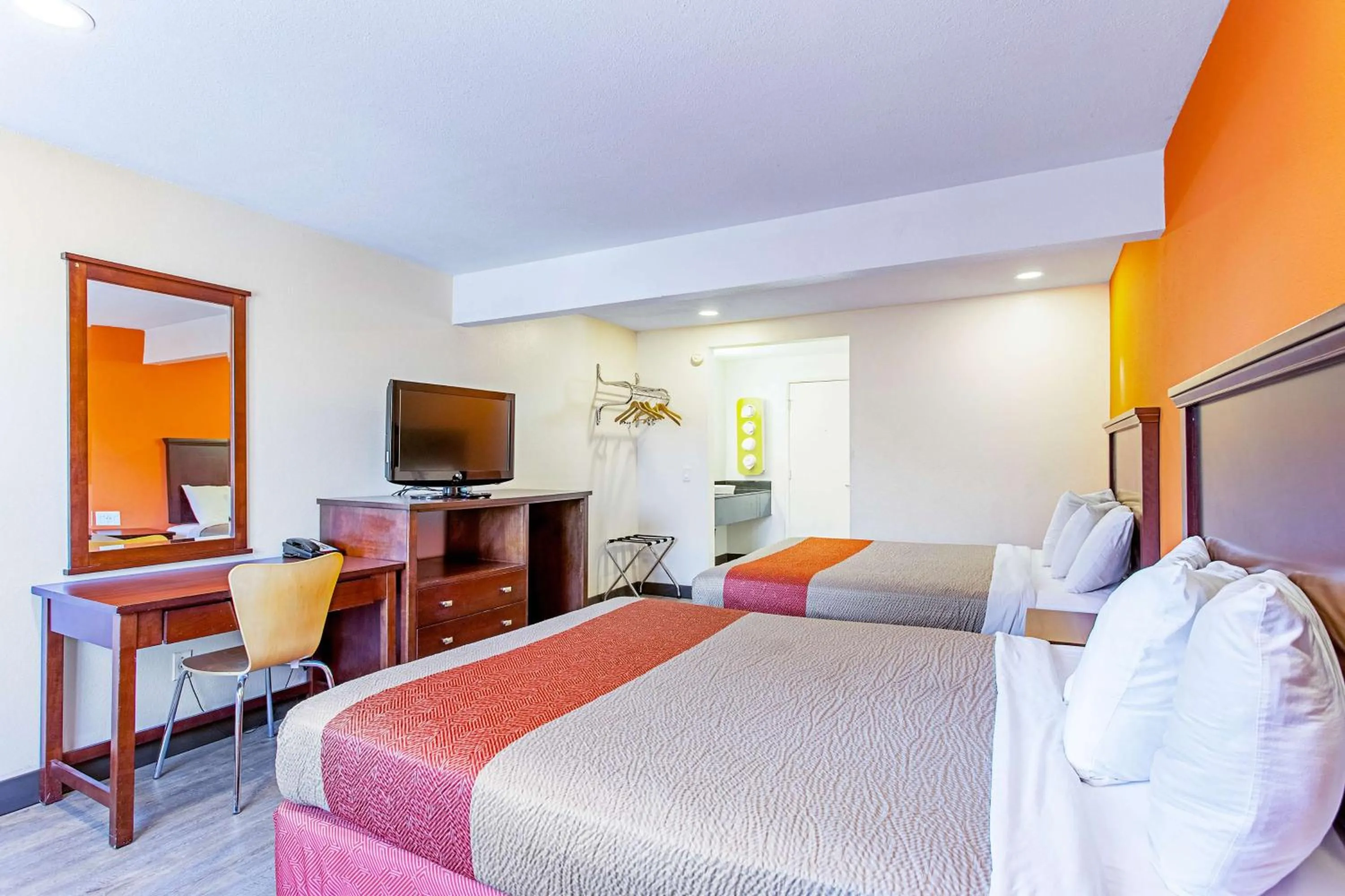 TV and multimedia, Bed in Motel 6 Pendleton, OR - West