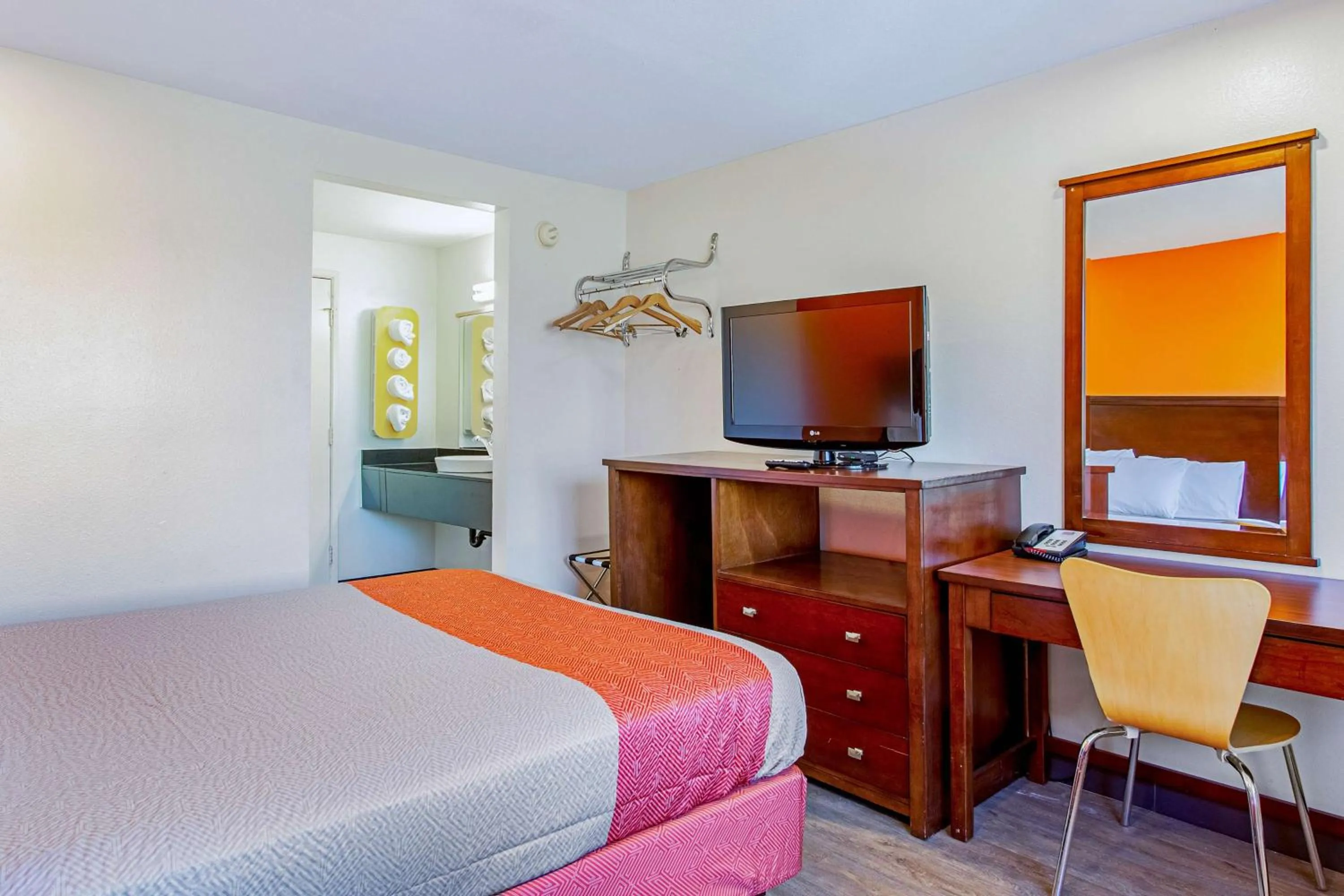 TV and multimedia, Bed in Motel 6 Pendleton, OR - West