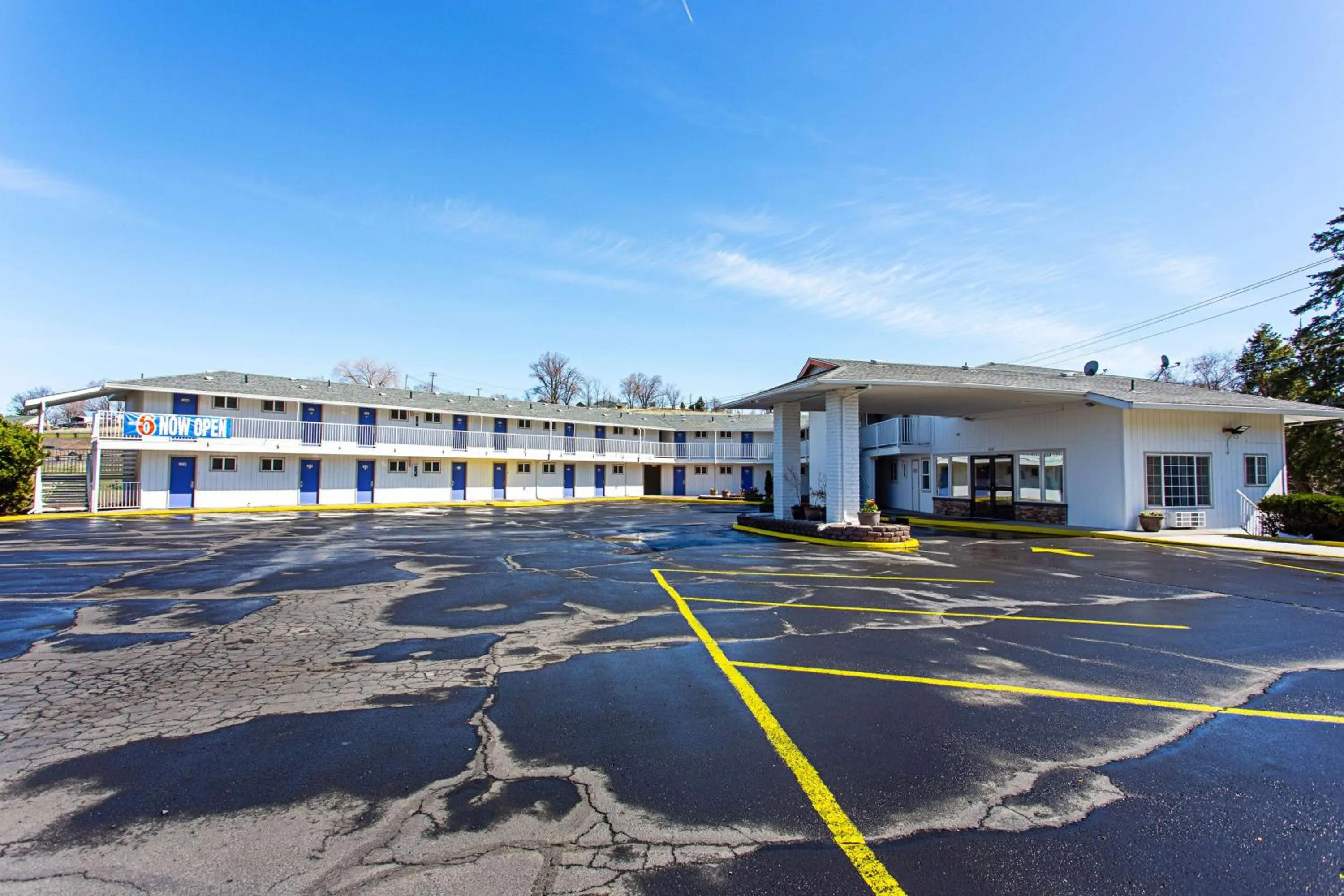 Property building in Motel 6 Pendleton, OR - West