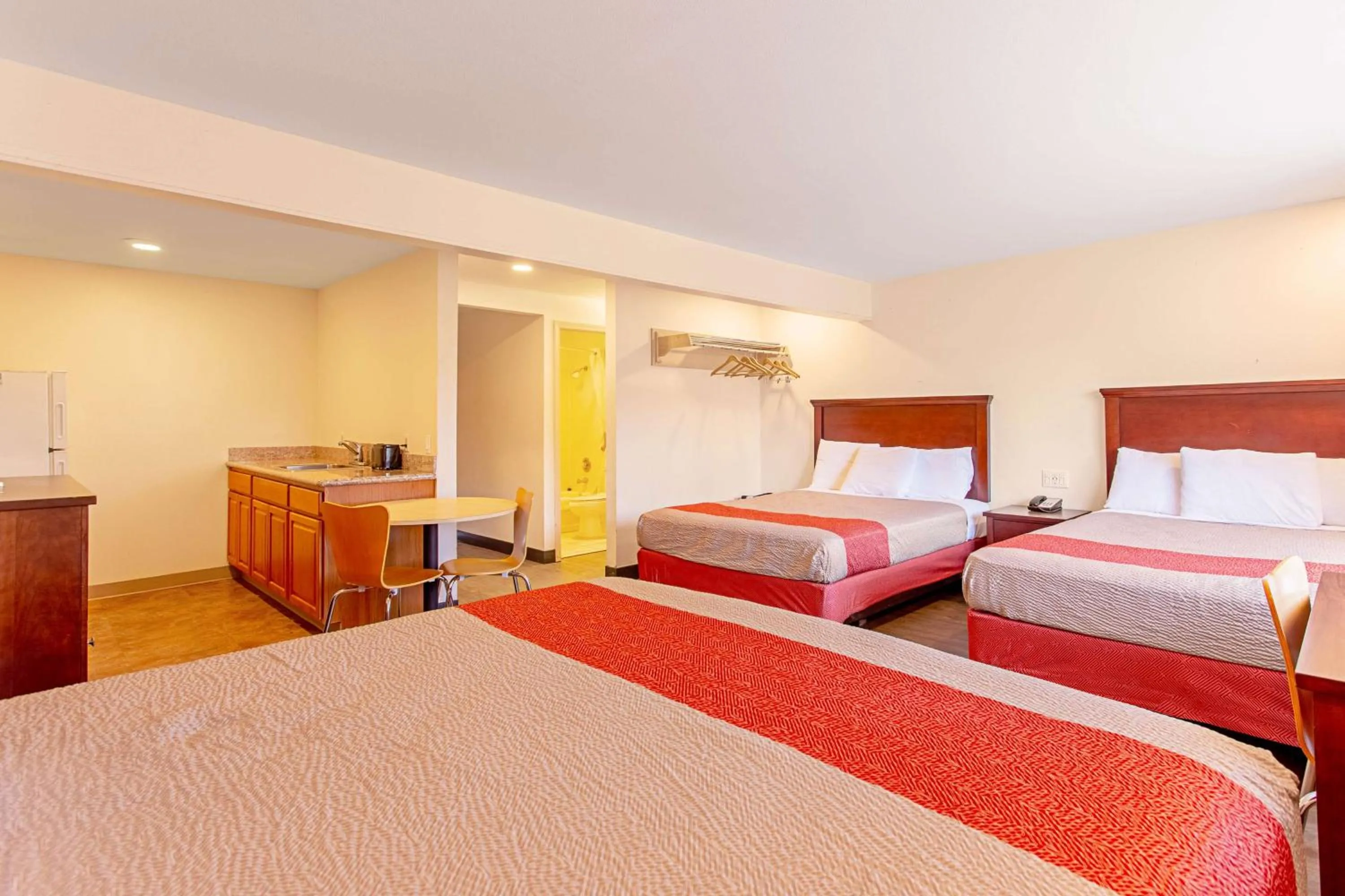 Kitchen or kitchenette, Bed in Motel 6 Pendleton, OR - West