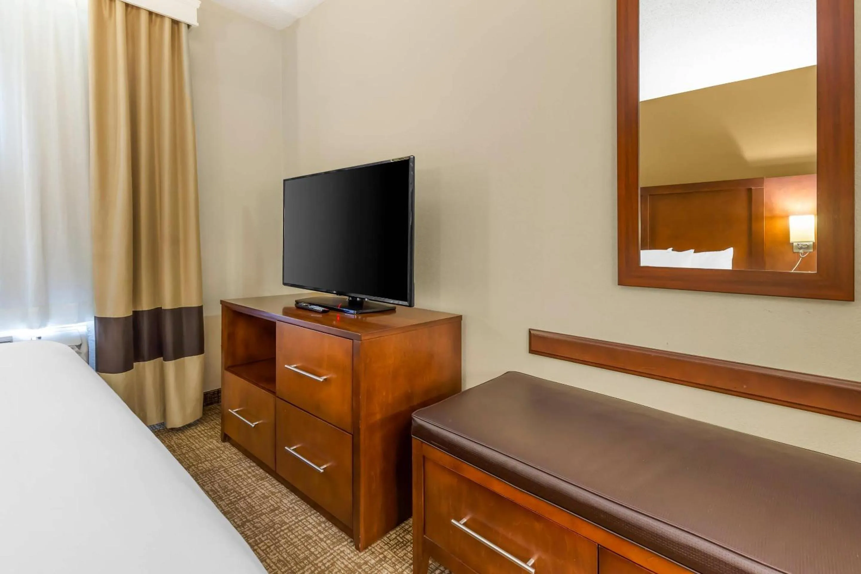 Bedroom, Bed in Comfort Suites Raleigh Walnut Creek