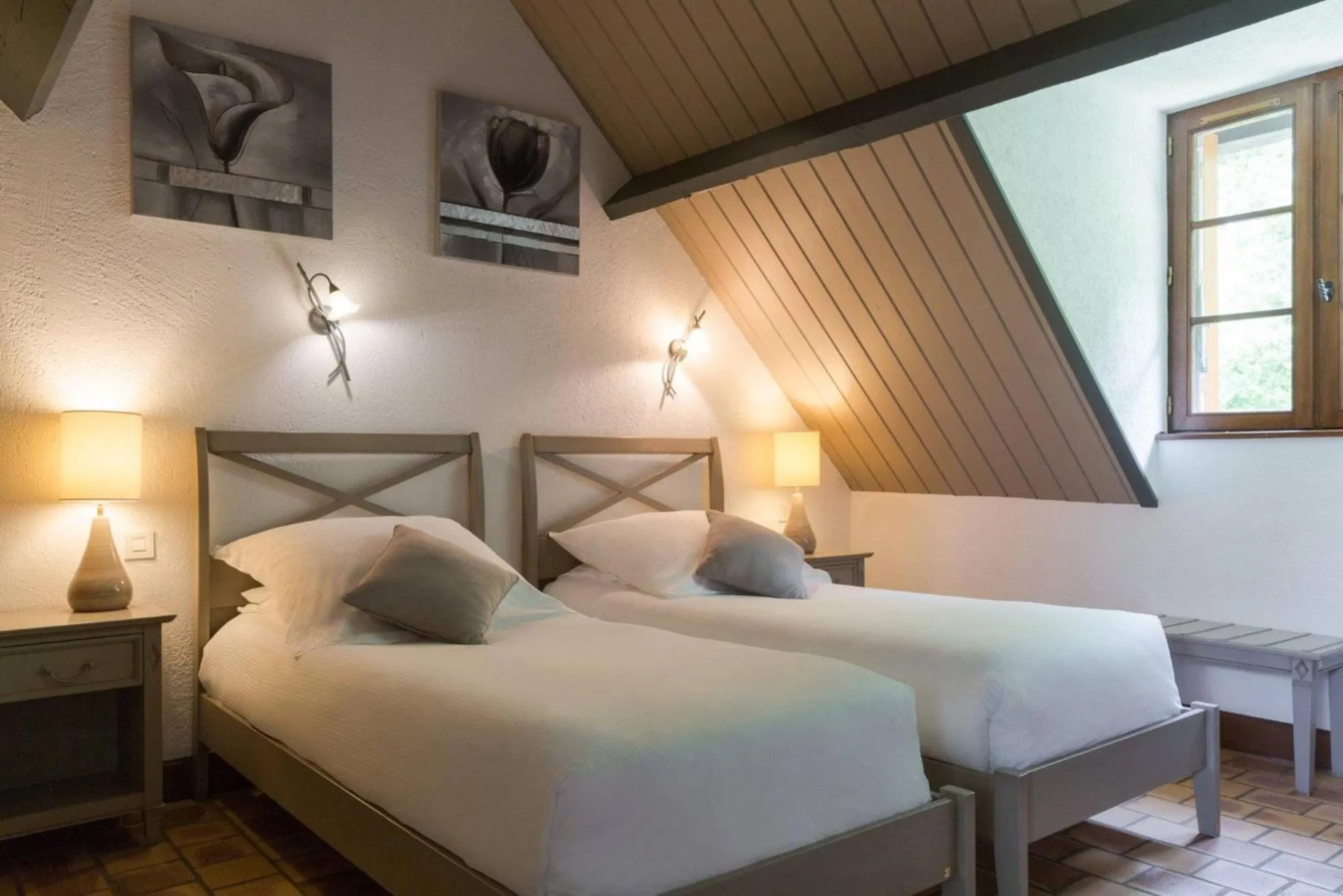 Bed in L'Orée des Chênes, The Originals Relais