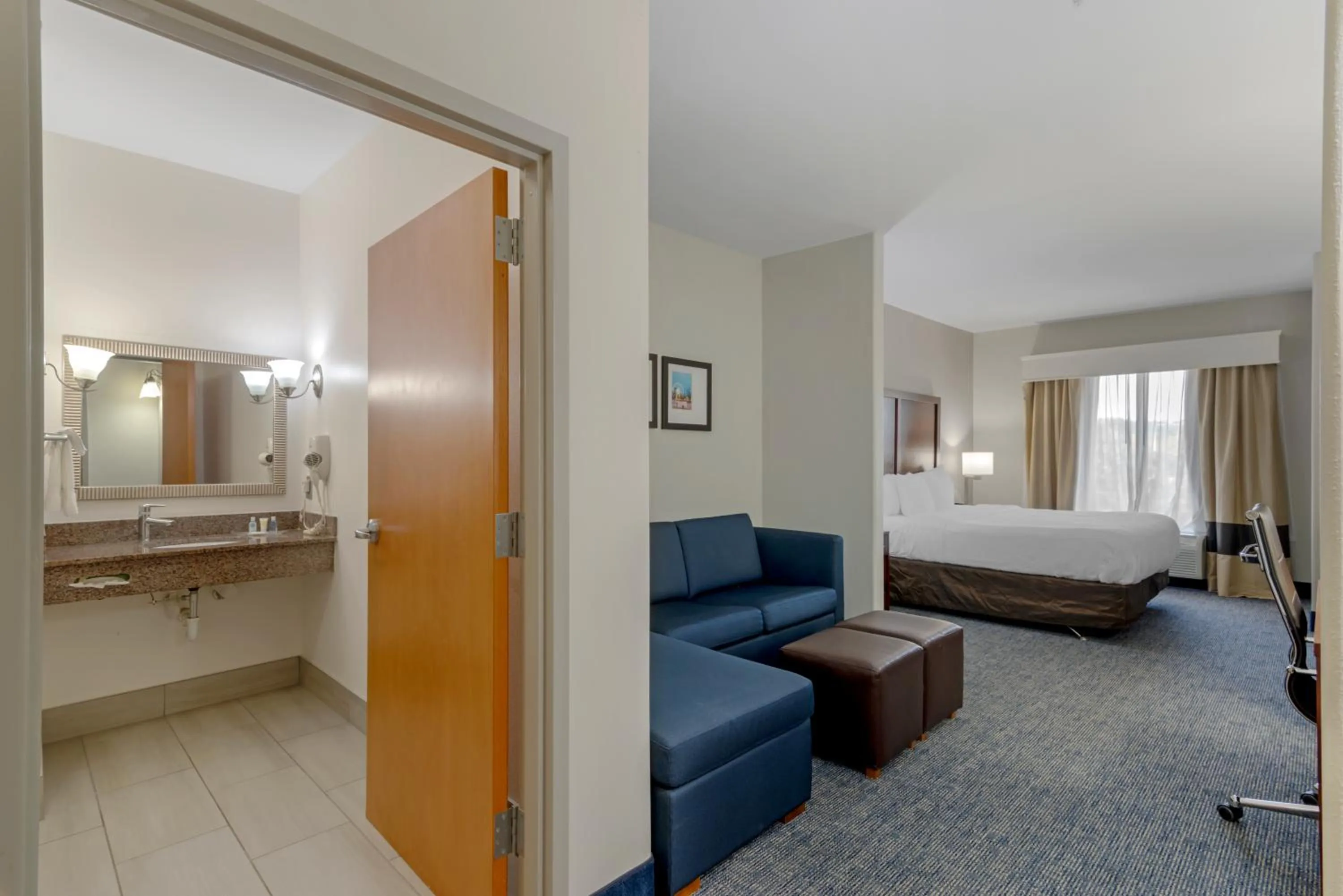Photo of the whole room, Bed in Comfort Suites Stockbridge Atlanta South