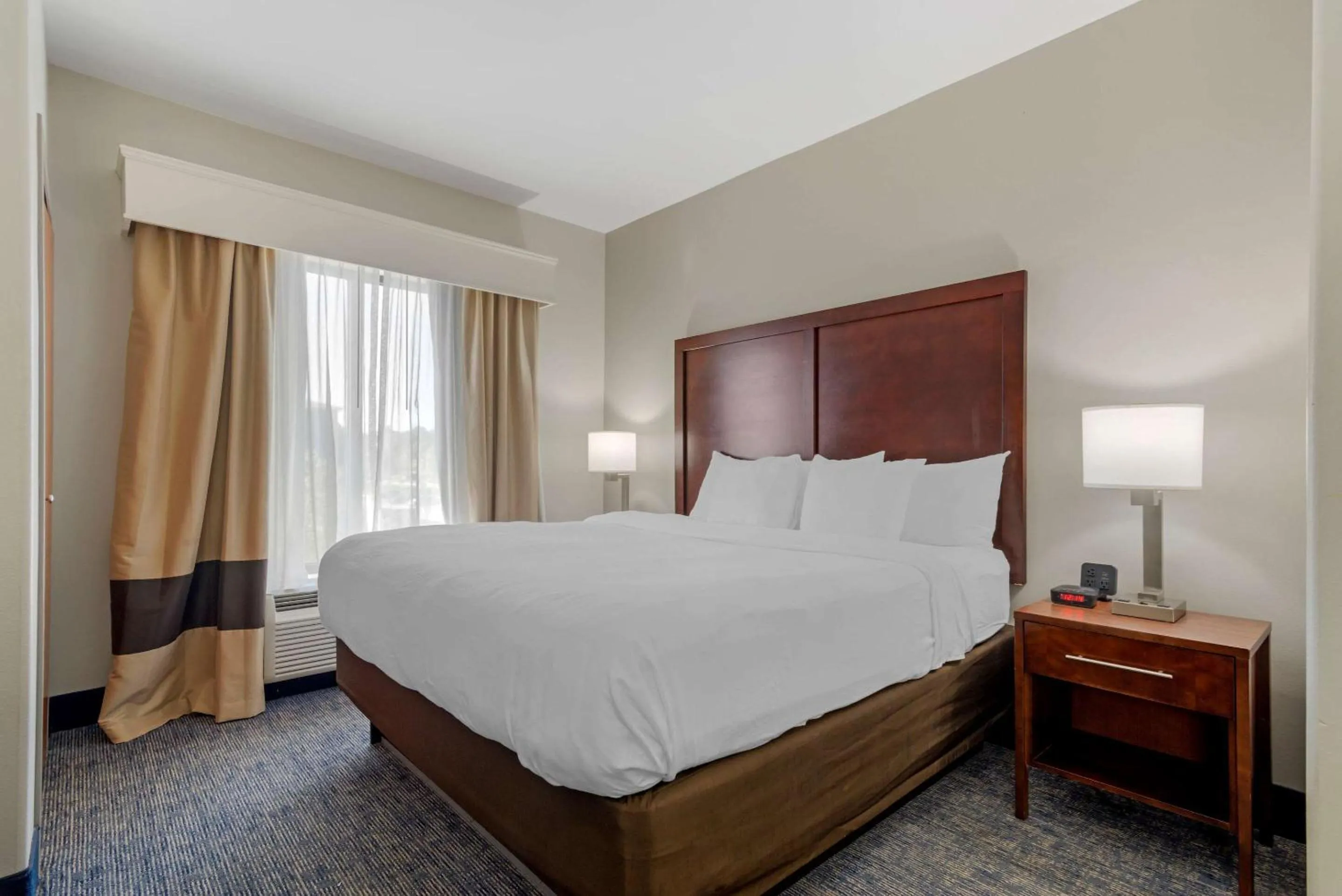 Bedroom, Bed in Comfort Suites Stockbridge Atlanta South
