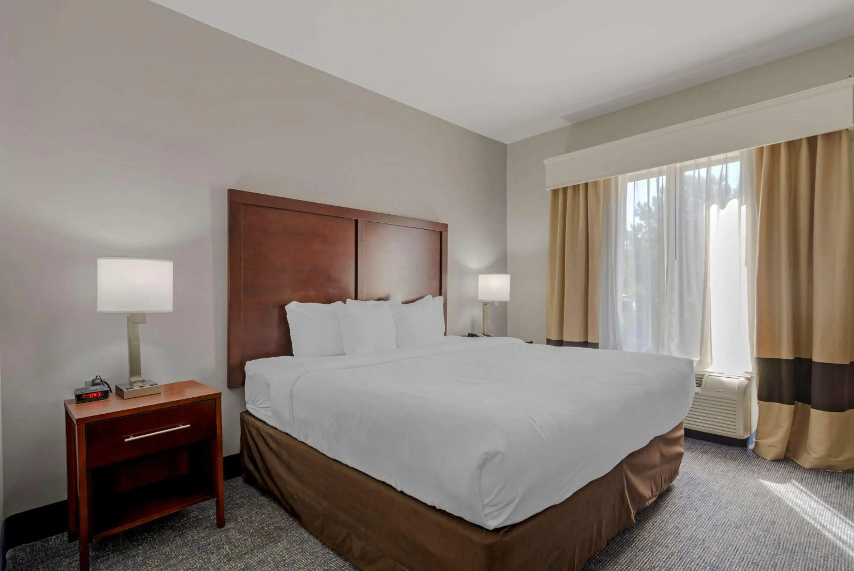 Bedroom, Bed in Comfort Suites Stockbridge Atlanta South