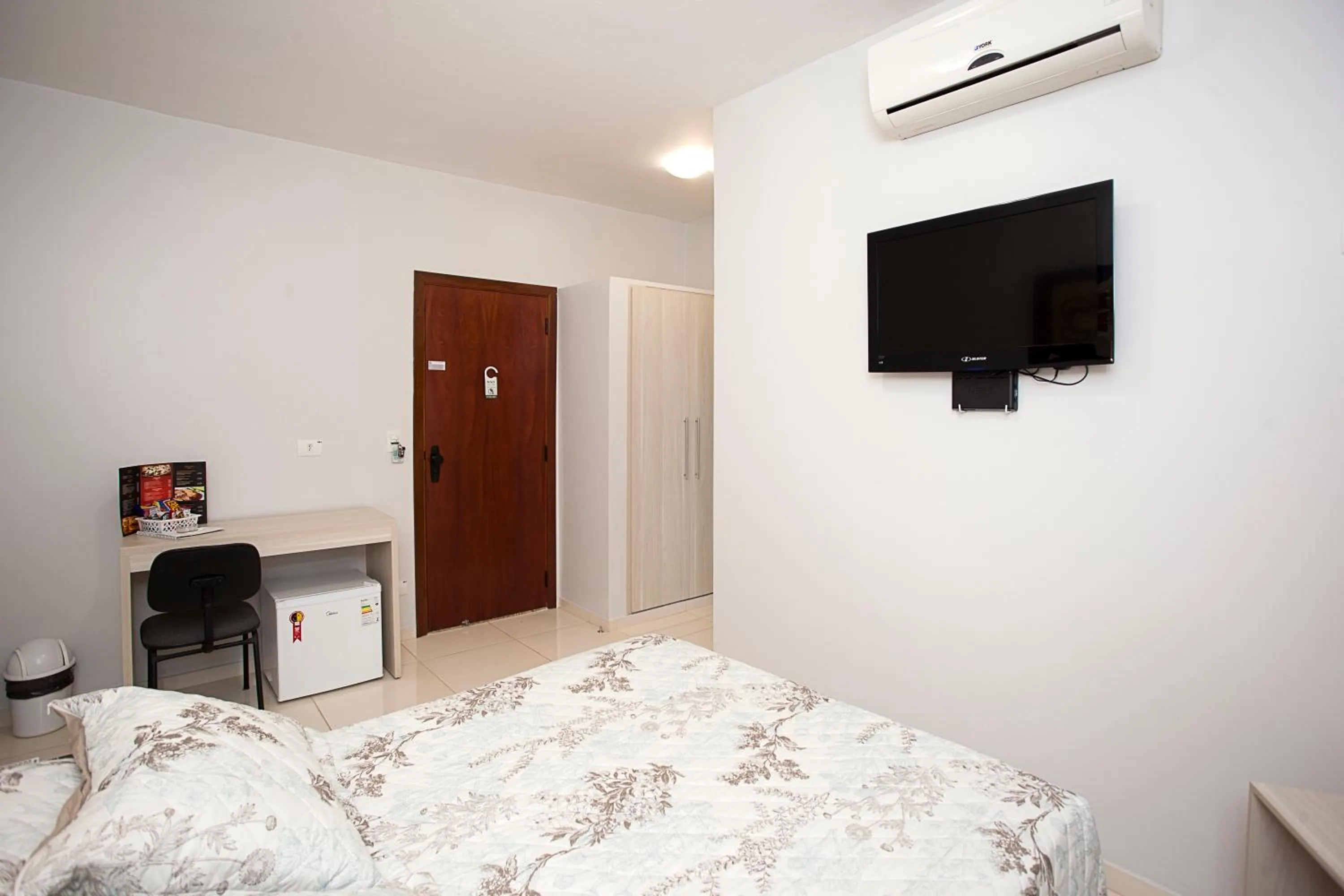 Photo of the whole room, Bed in Alves Hotel