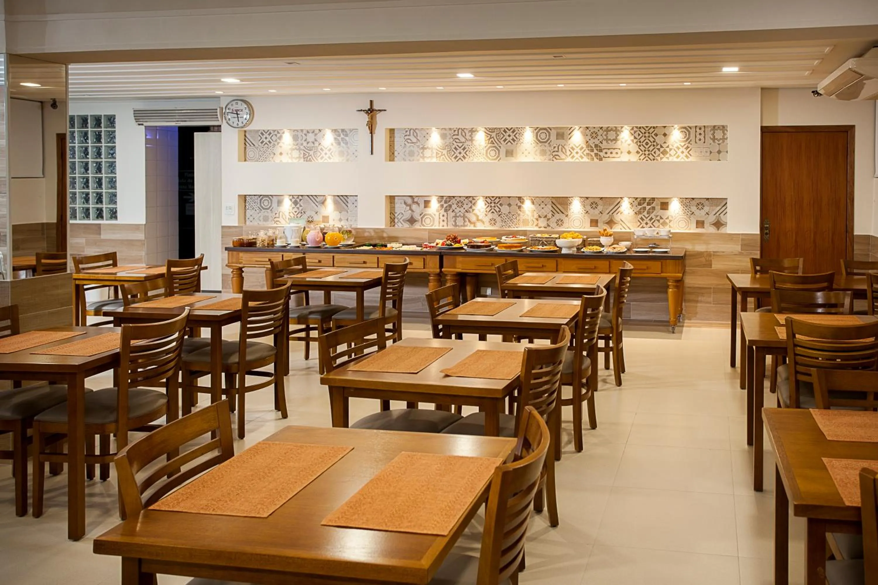 Restaurant/places to eat in Alves Hotel