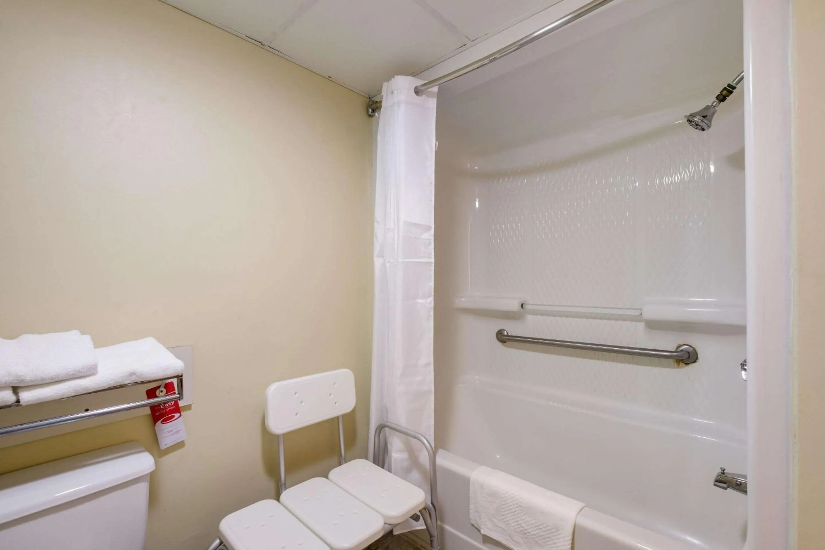 Bathroom in Econo Lodge Inn & Suites Knoxville East