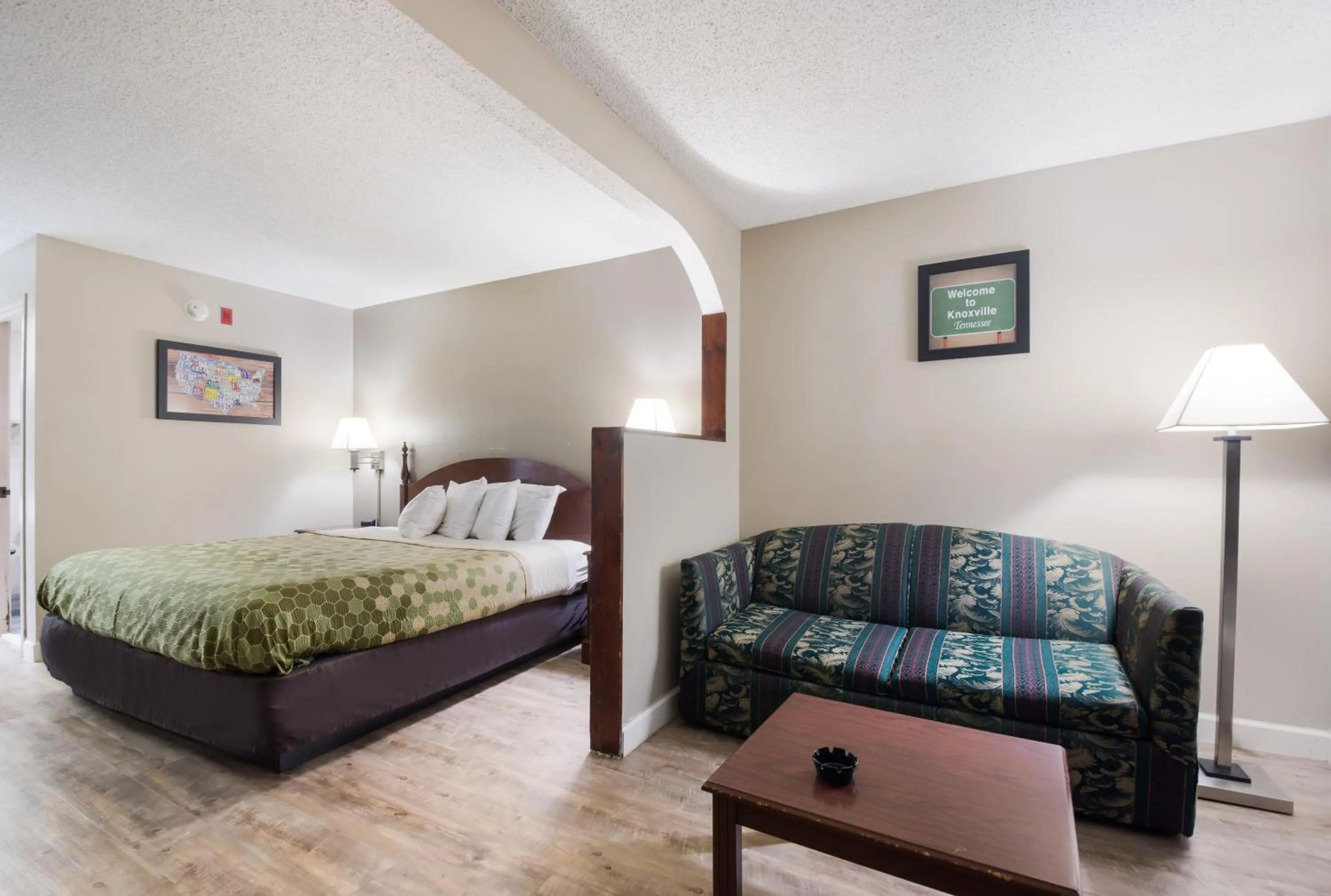 Photo of the whole room, Bed in Econo Lodge Inn & Suites Knoxville East