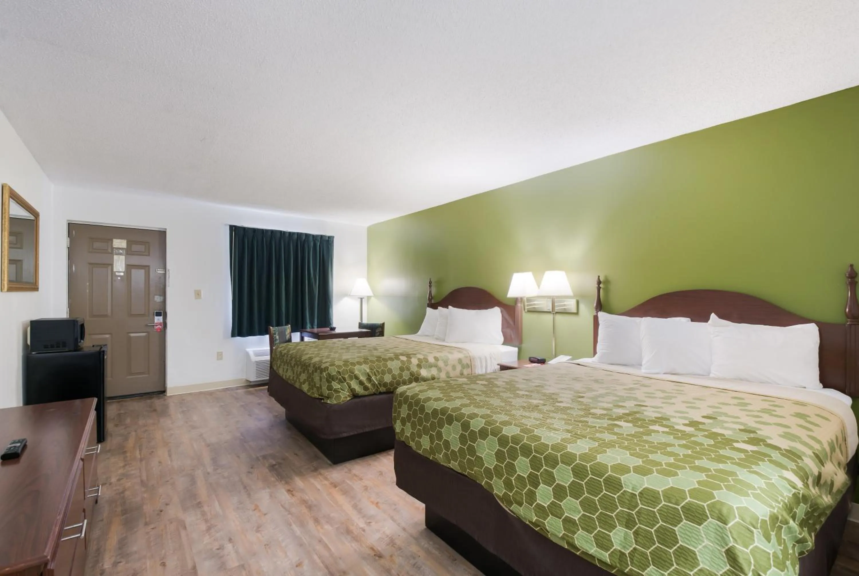 Bed in Econo Lodge Inn & Suites Knoxville East