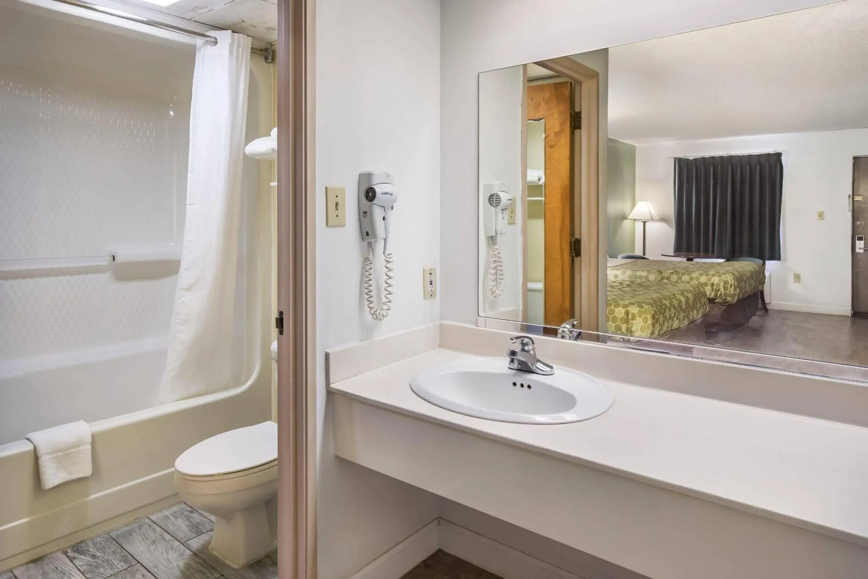 Queen Room with Two Queen Beds - Smoking in Econo Lodge Inn & Suites Knoxville East Queen Room with Two Queen Beds - Smoking in Econo Lodge Inn & Suites Knoxville East