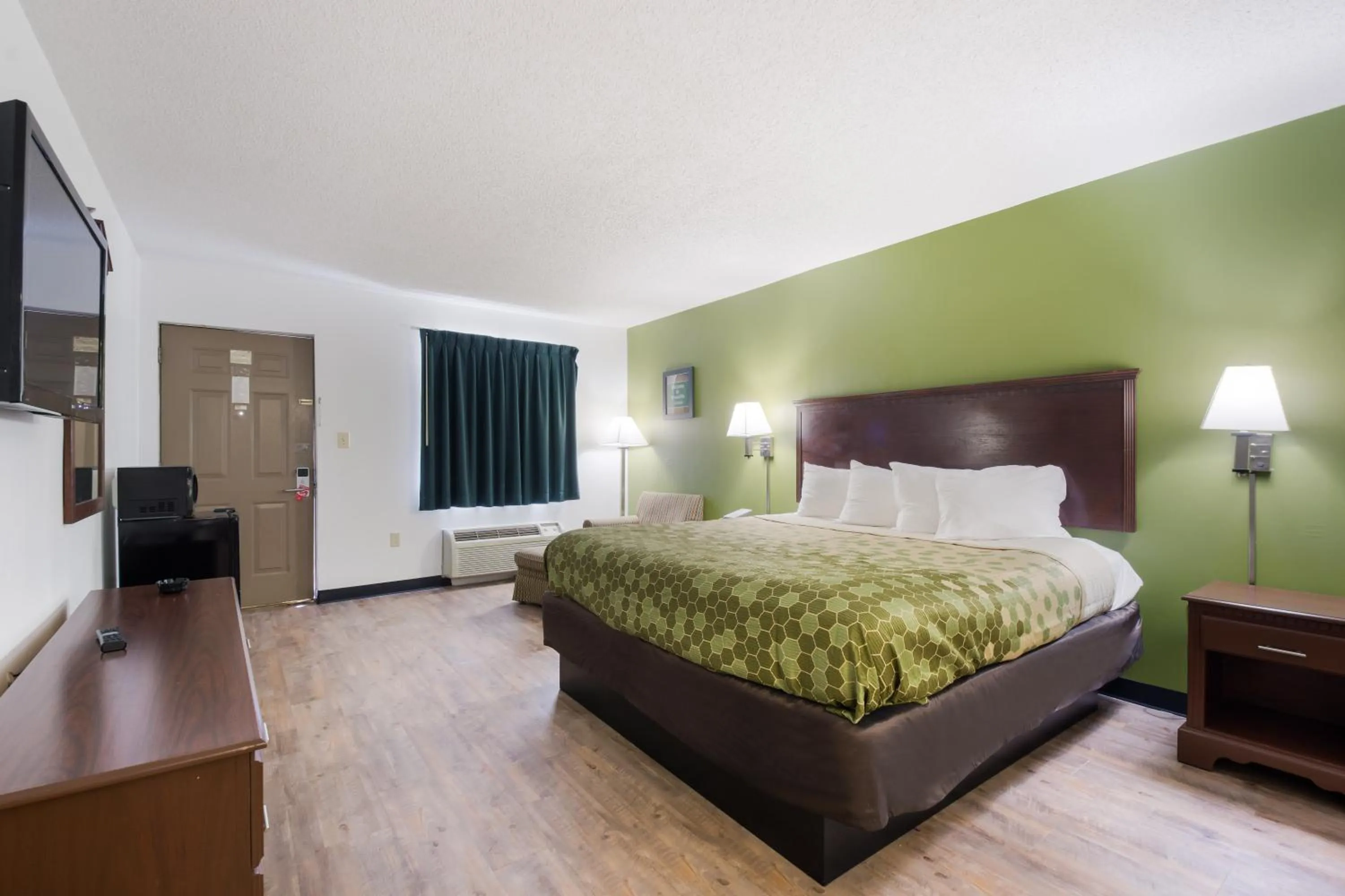 Bed in Econo Lodge Inn & Suites Knoxville East