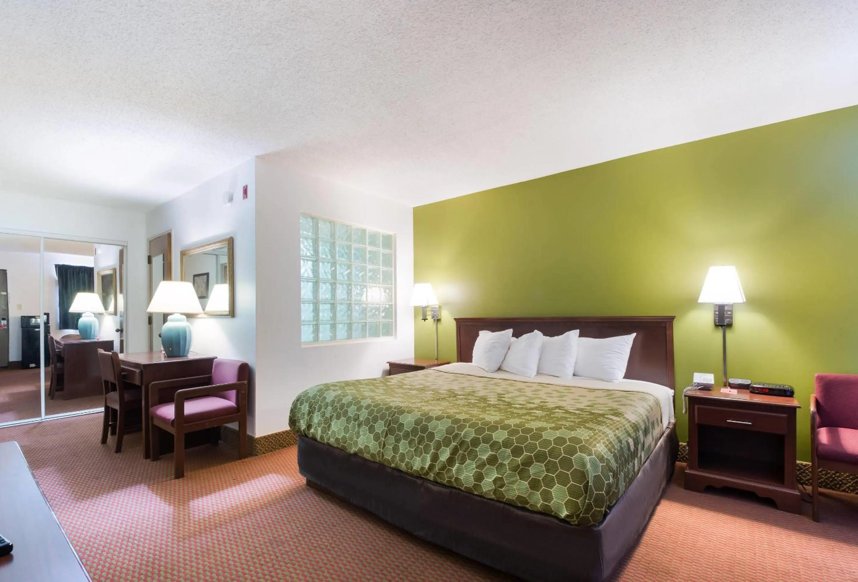 Bedroom, Bed in Econo Lodge Inn & Suites Knoxville East