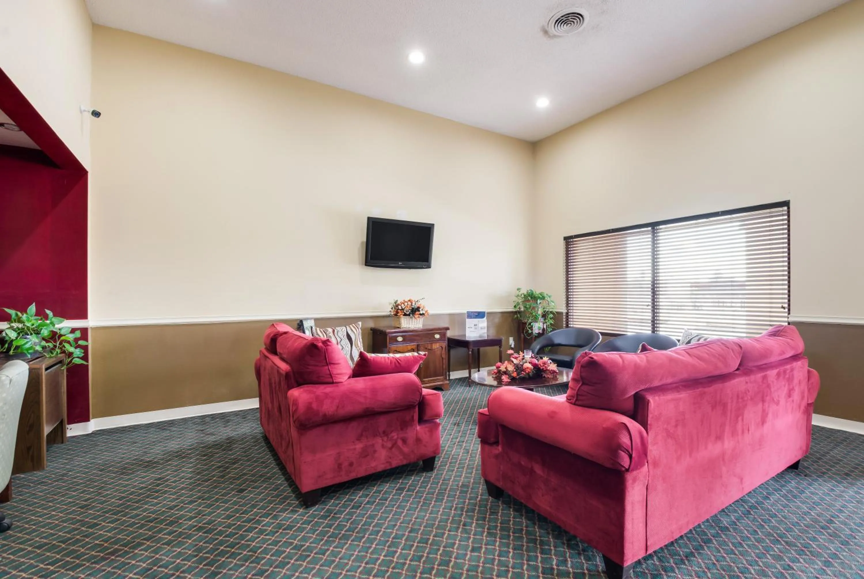 Communal lounge/ TV room in Econo Lodge Inn & Suites Knoxville East