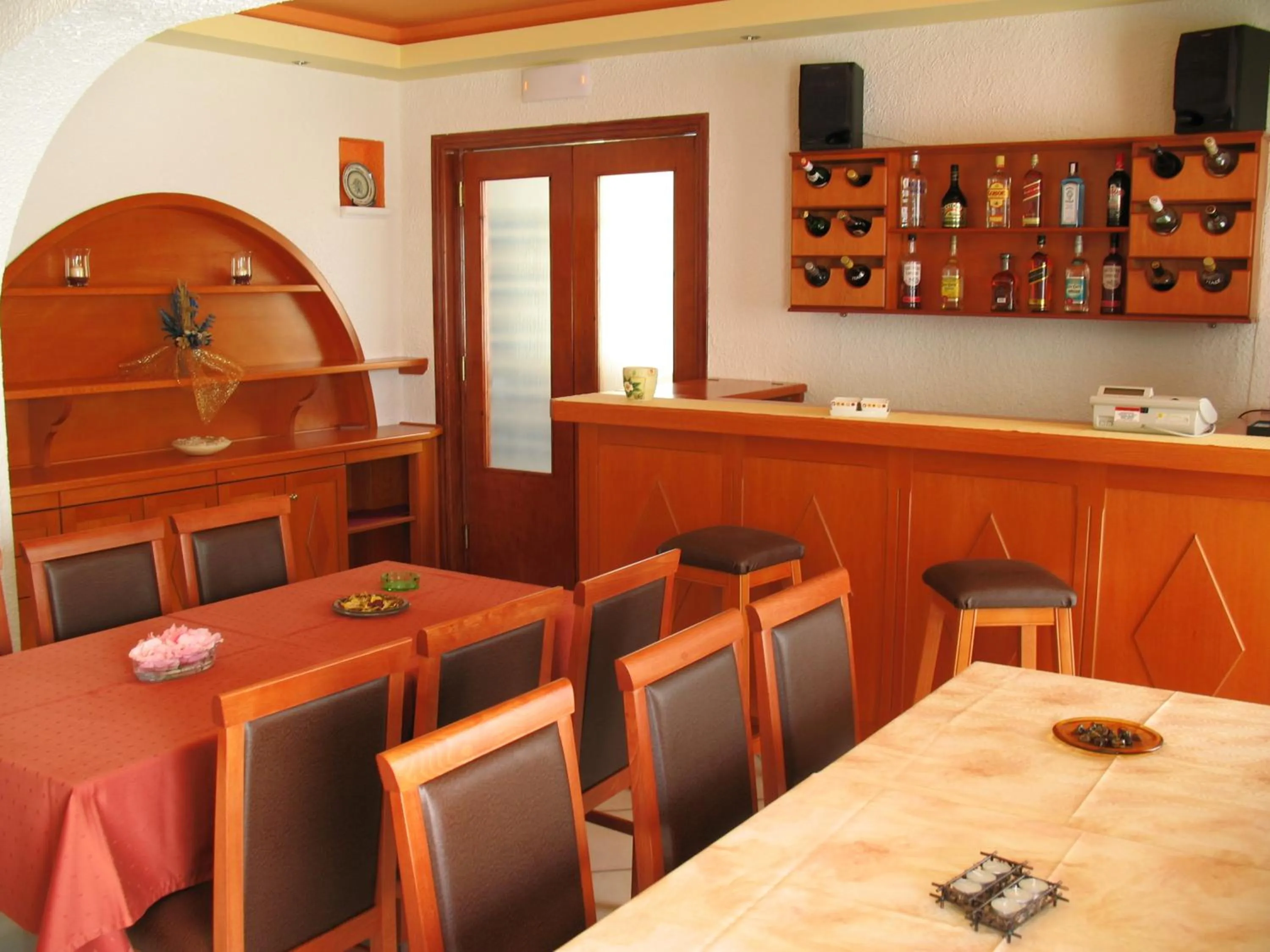 Restaurant/places to eat in Iliovasilema
