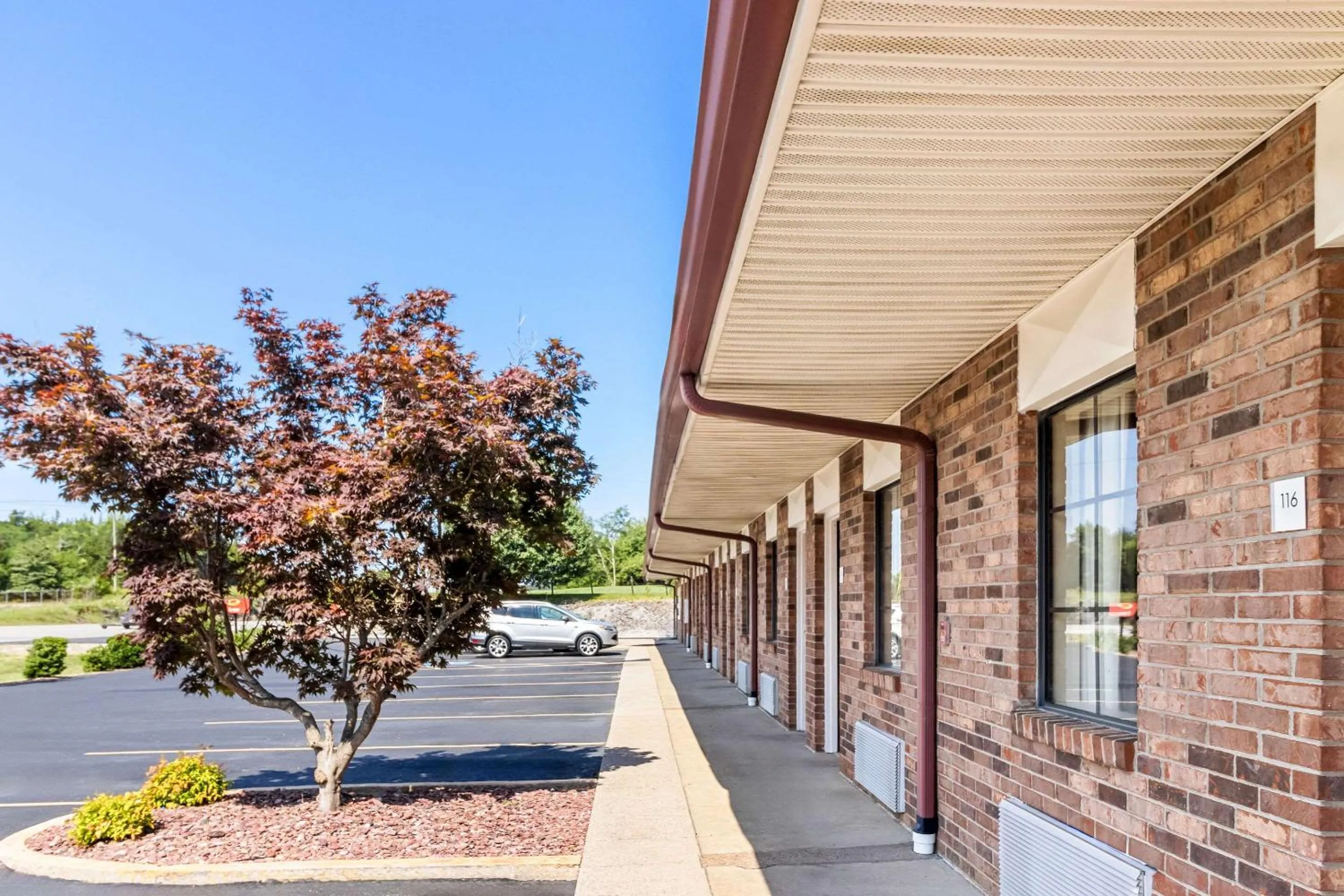 Property building in Econo Lodge