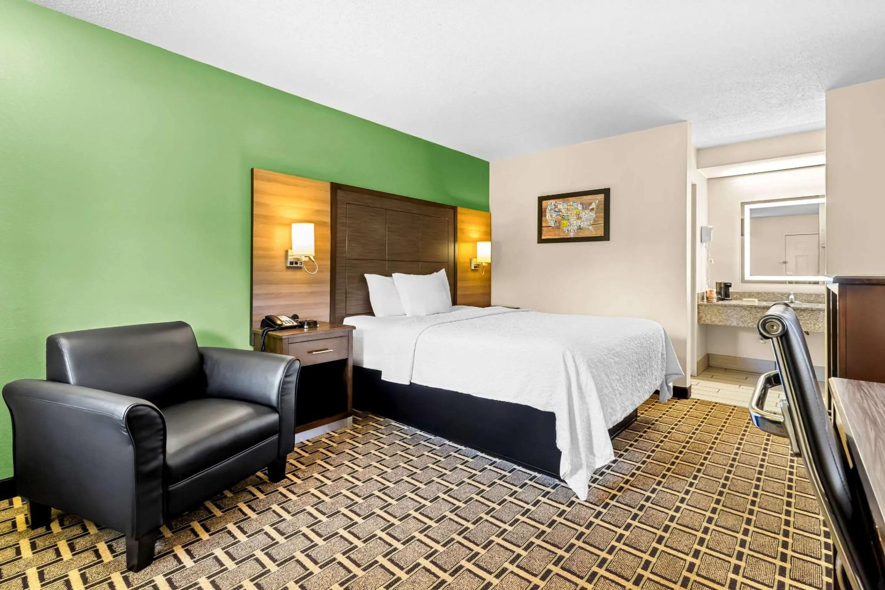 Bedroom, Bed in Econo Lodge