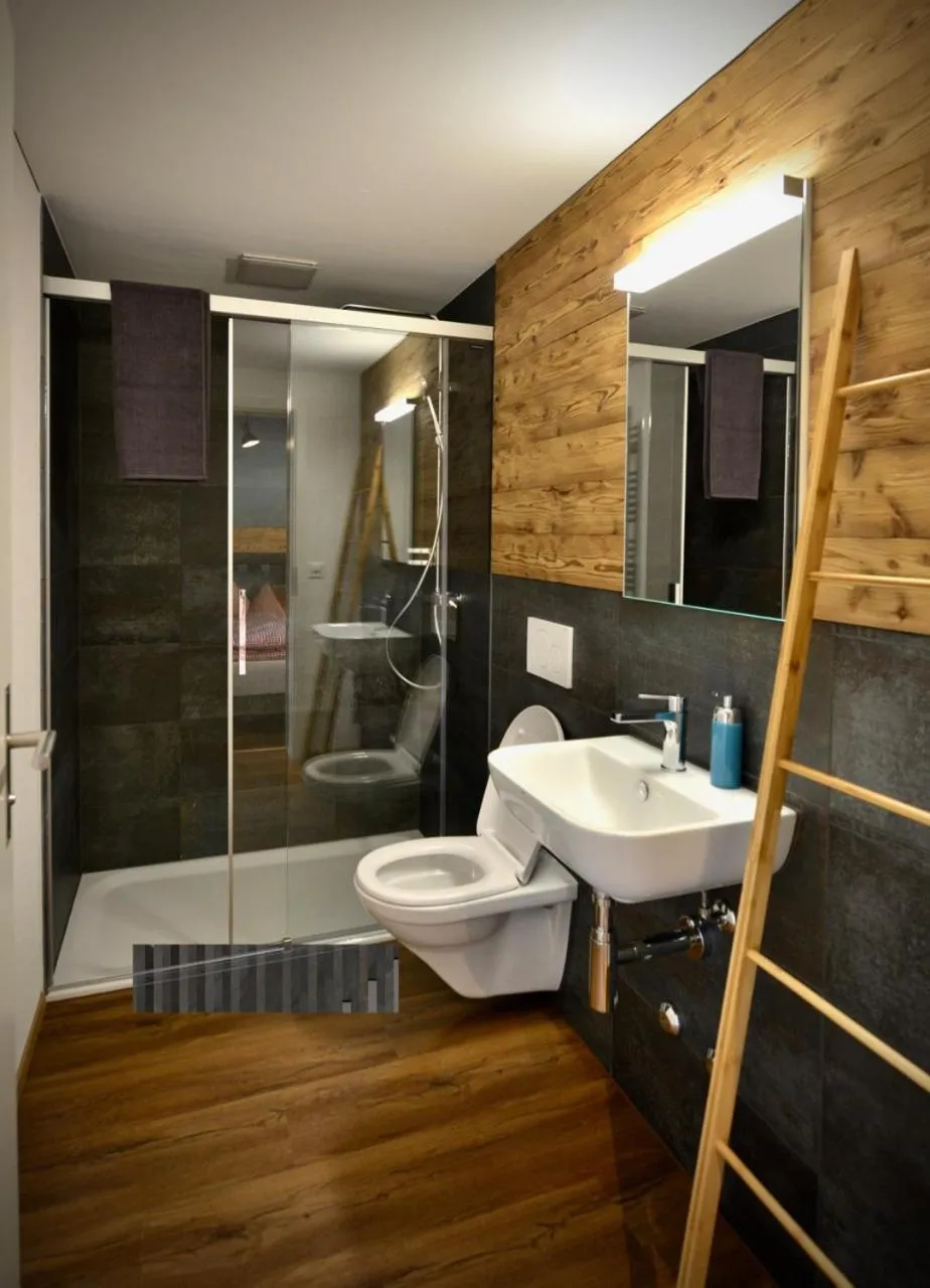 Shower in Berggasthaus Eggberge - Boutique Mountain Hotel - Access via Cablecar