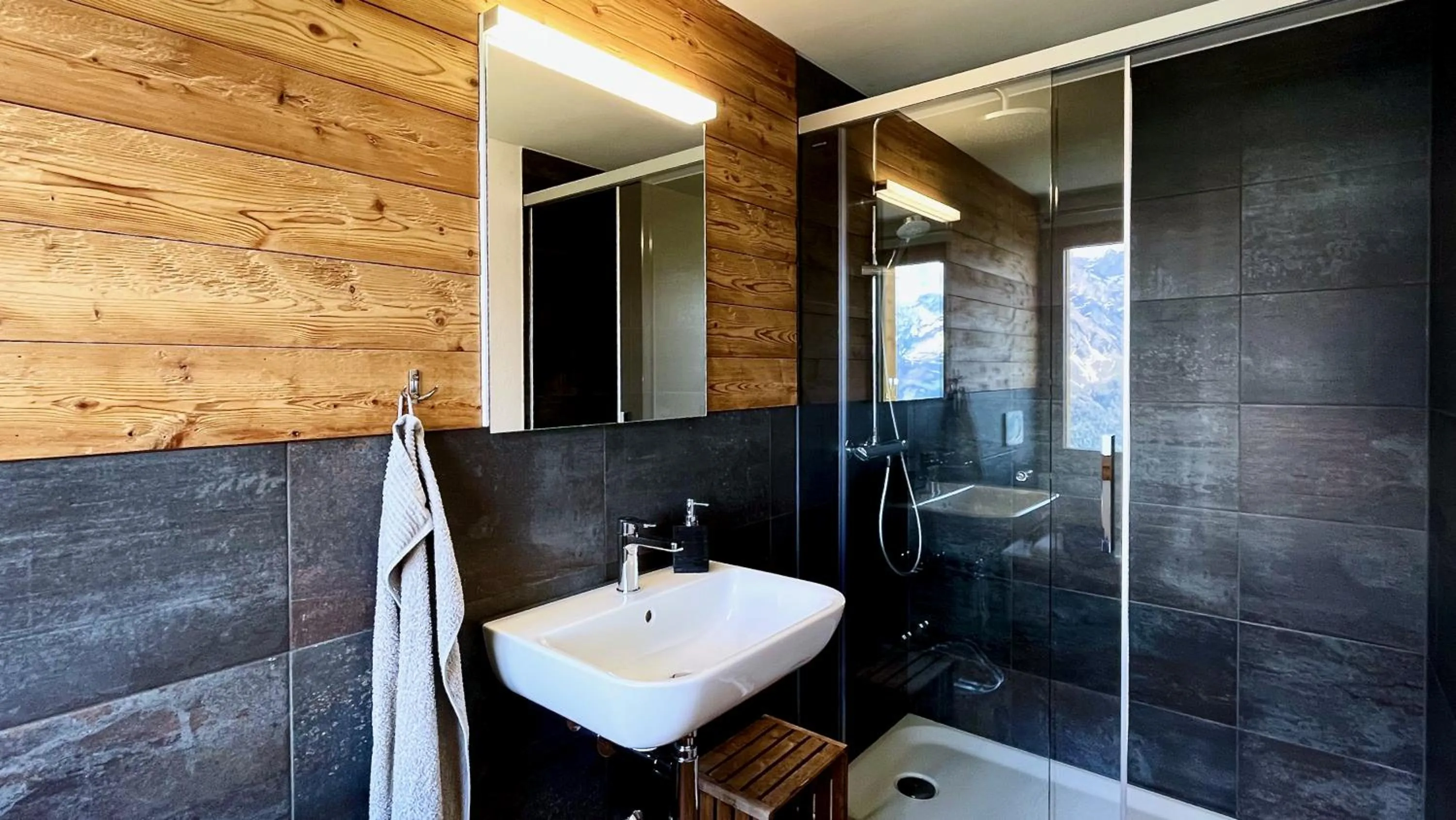 Shower in Berggasthaus Eggberge - Boutique Mountain Hotel - Access via Cablecar