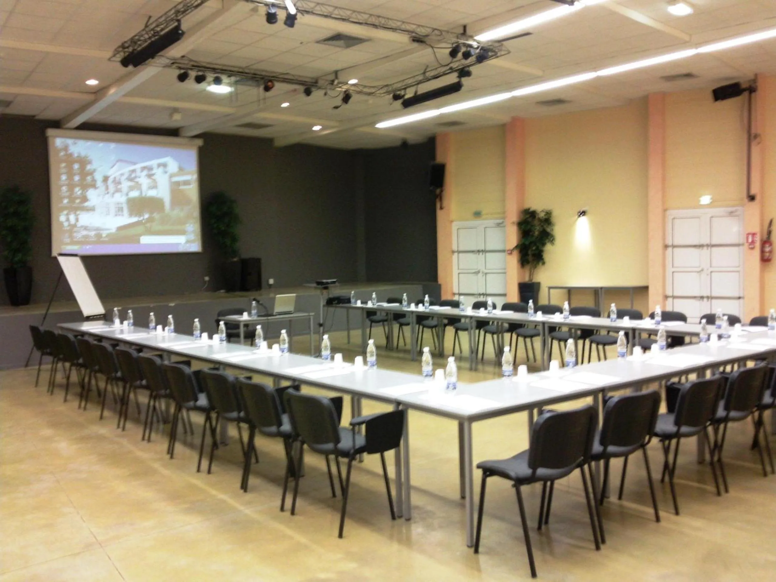 Business facilities in Hôtel Residence Les Aiguades