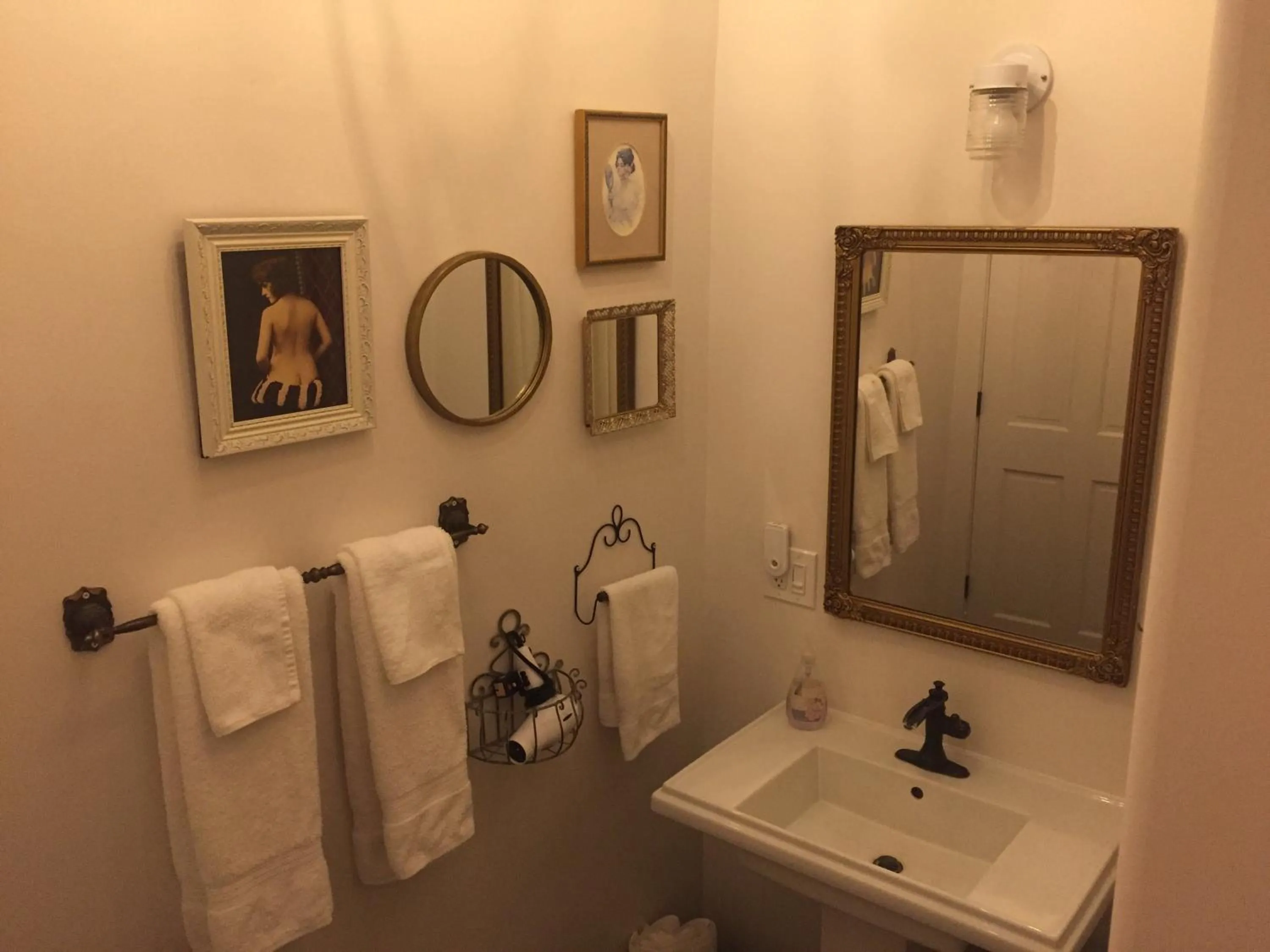 Bathroom in Painted Lady Bed & Brew