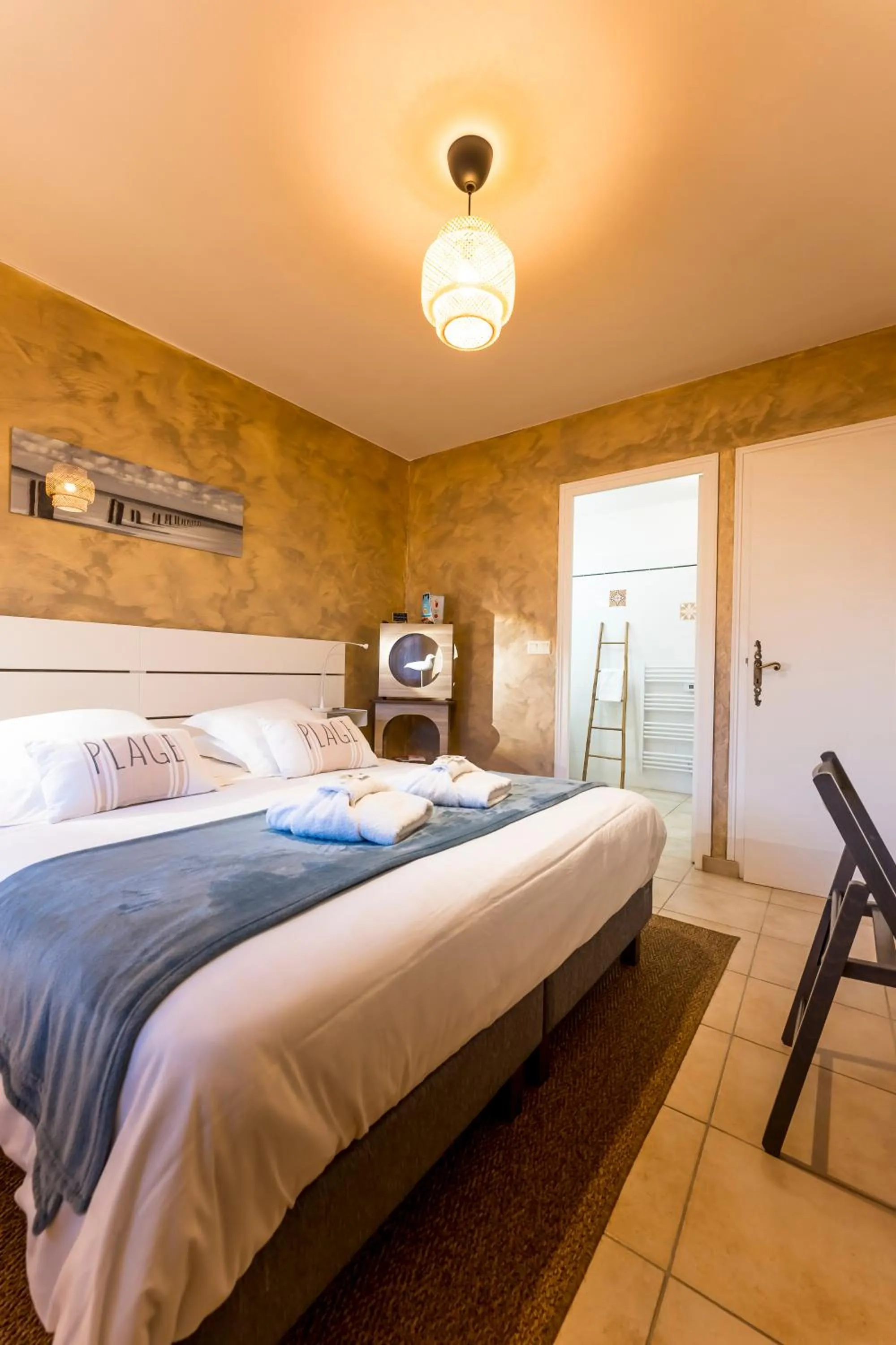 Shower, Bed in Le Haut Pont de la Baie