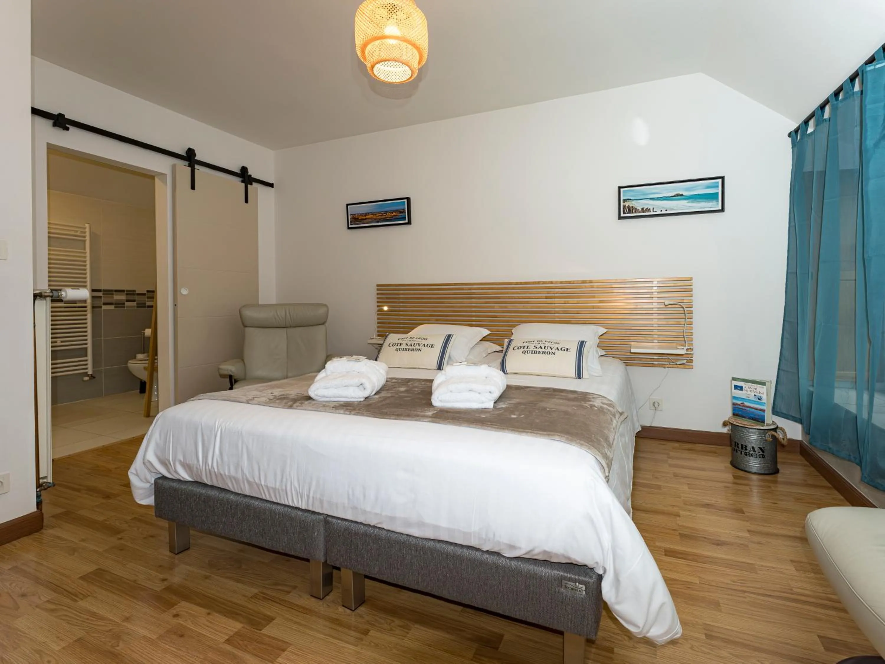 Shower, Bed in Le Haut Pont de la Baie