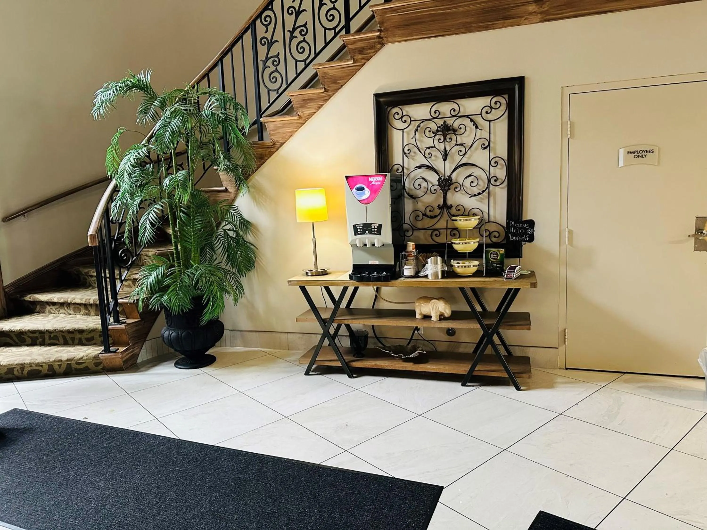 Coffee/tea facilities in Village Inn & Suites