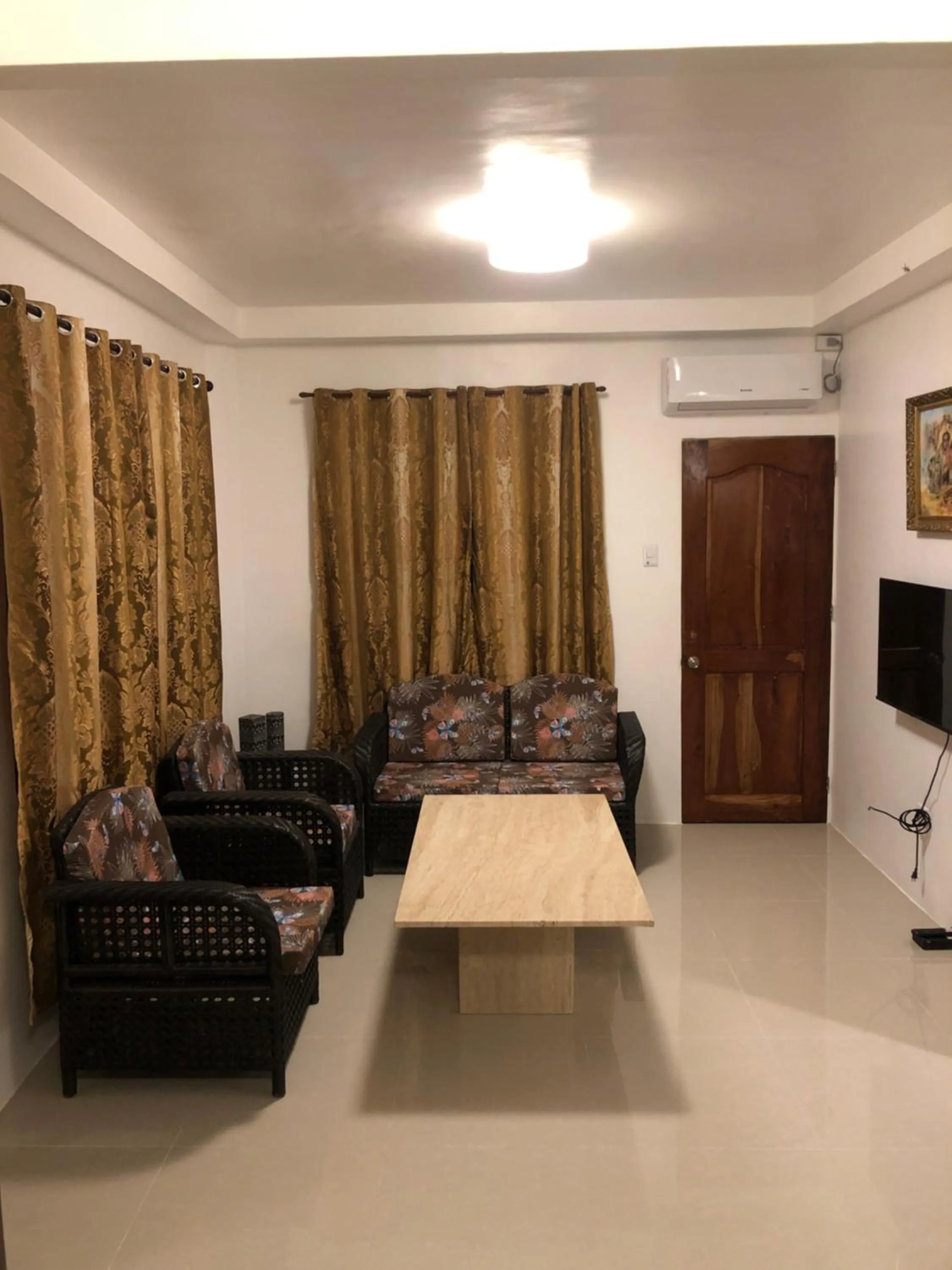 Communal lounge/ TV room in Cuestas Beach Resort and Restaurant