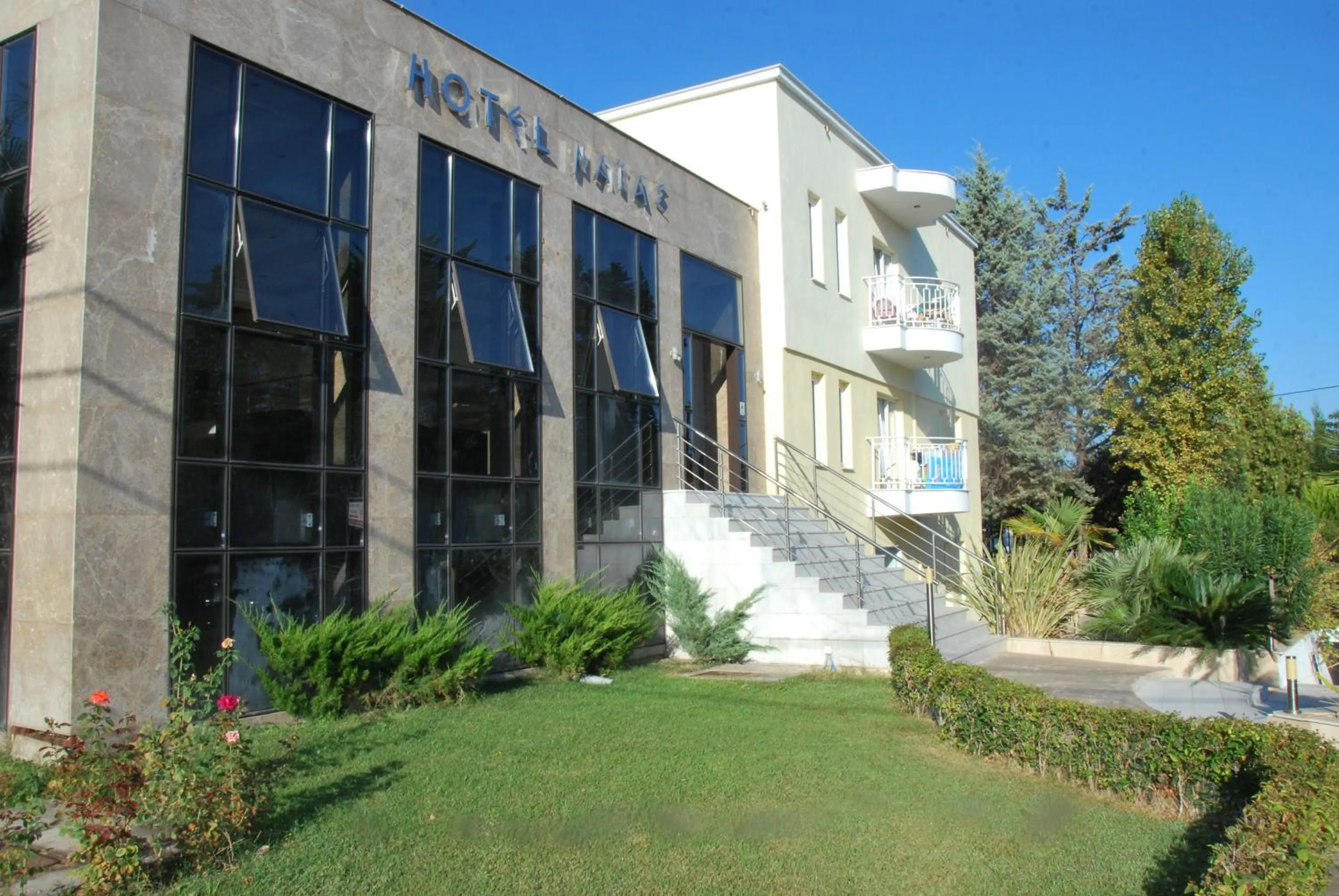 Facade/entrance in Naias