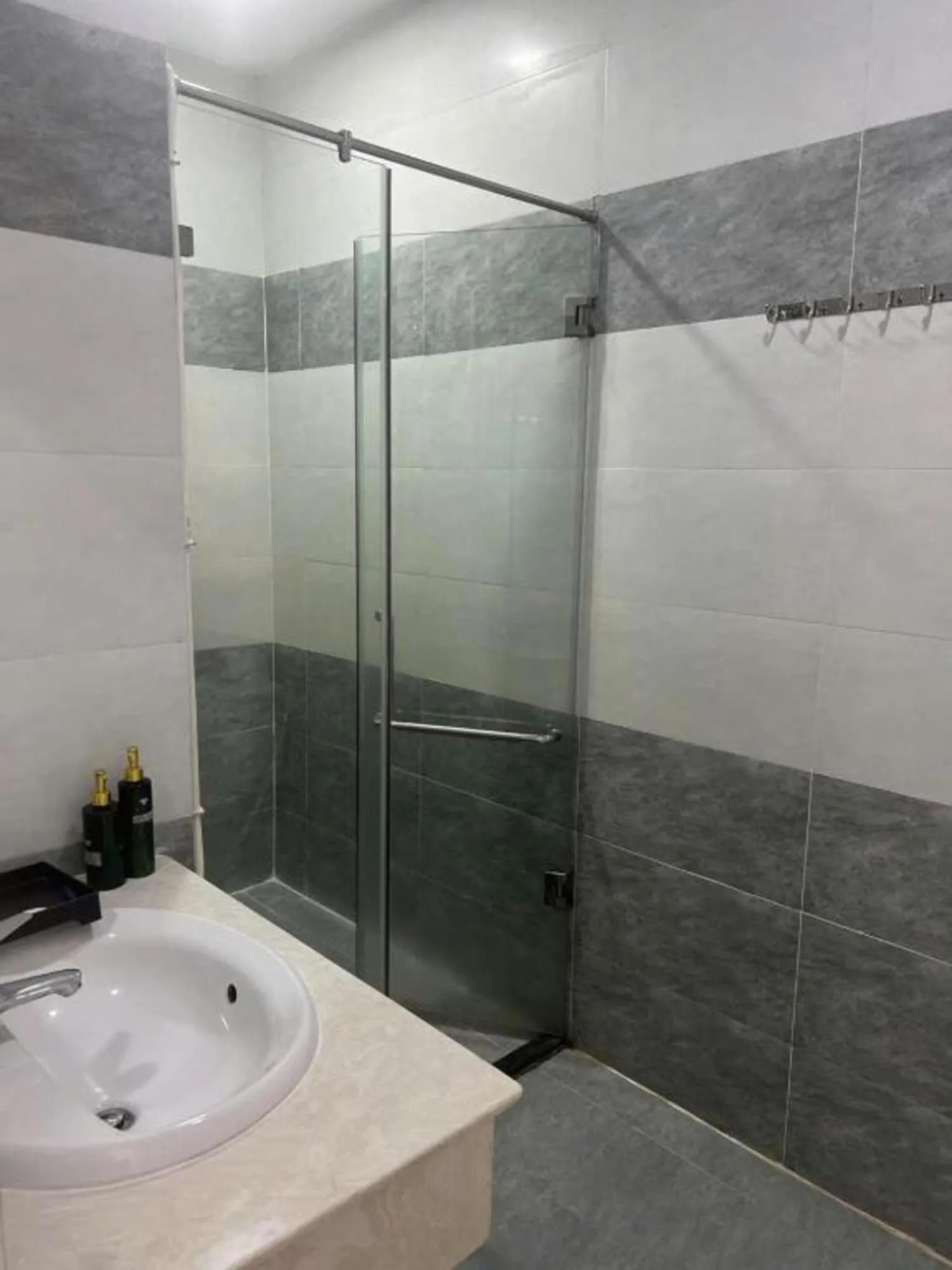 Shower in White Diamond Airport Hotel - TSN