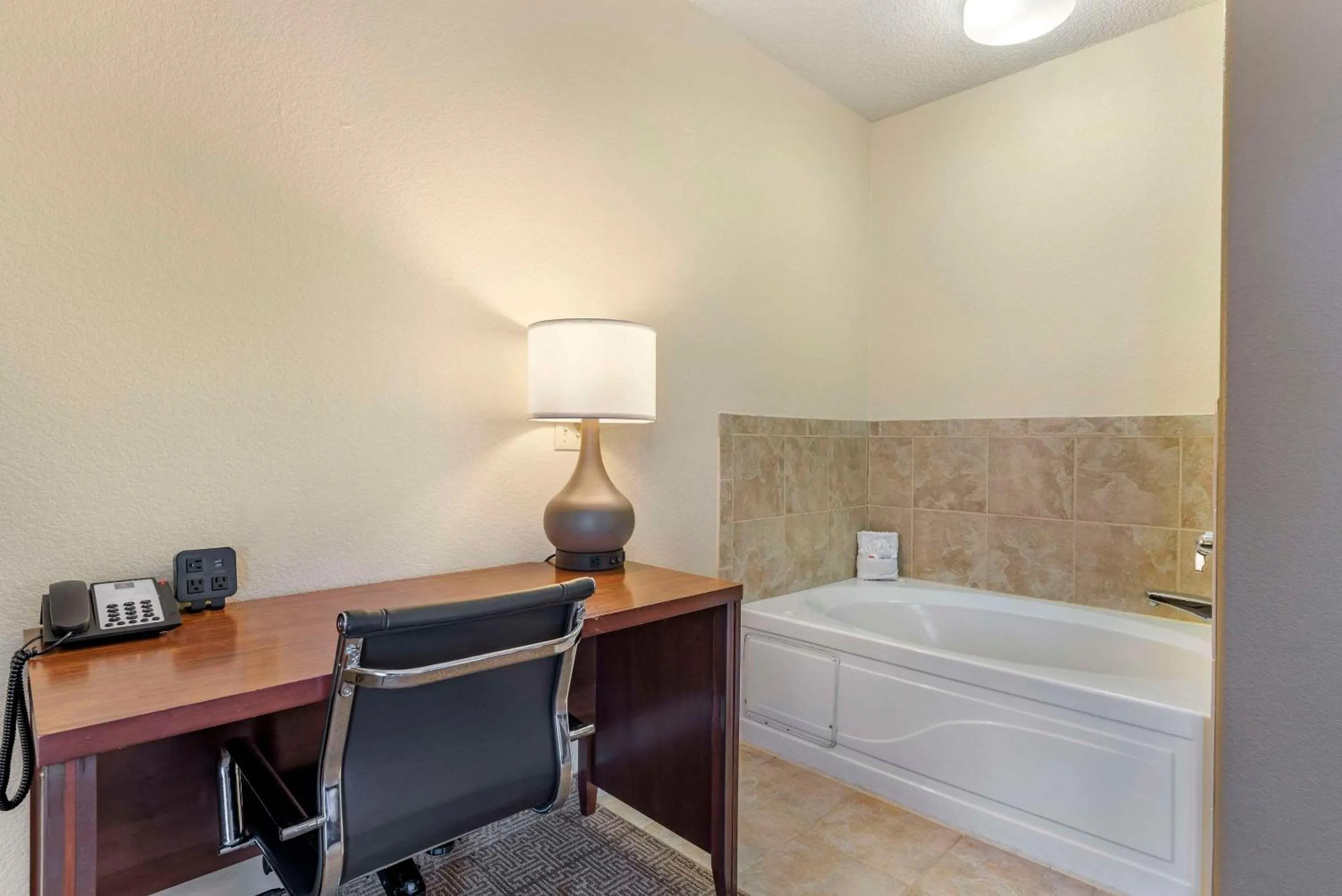 Bedroom in Comfort Suites Castle Rock - Denver South