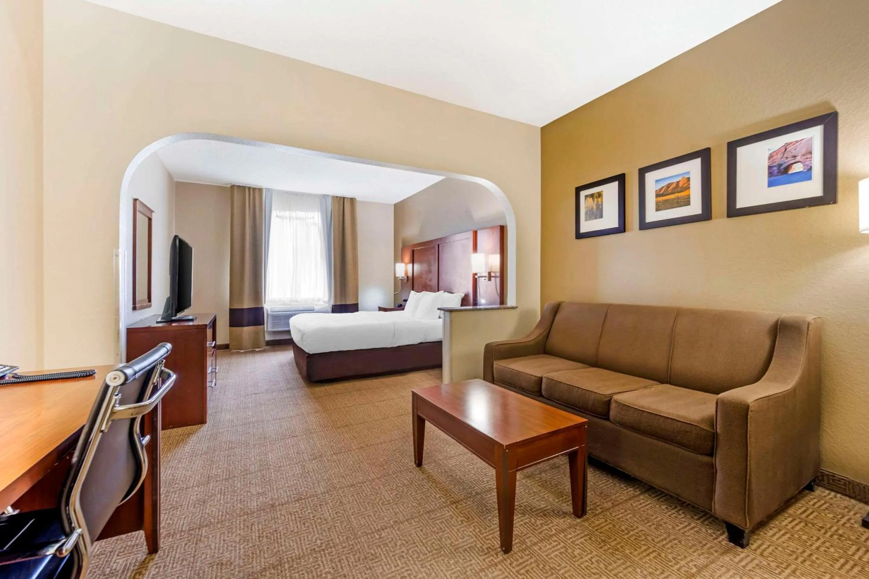 Bedroom, Bed in Comfort Suites Castle Rock - Denver South