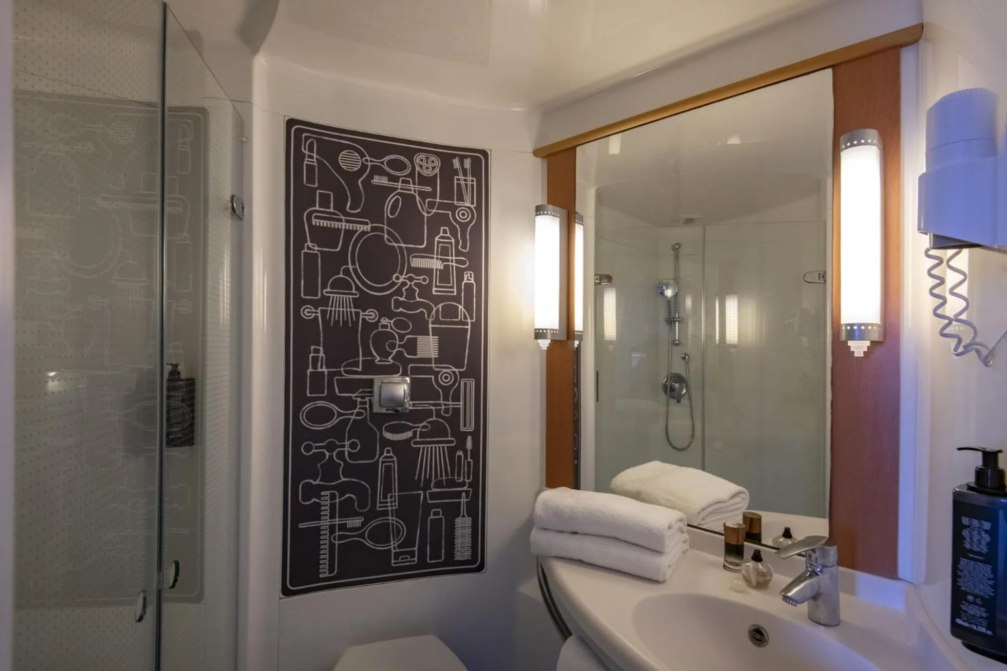 Shower in IBIS Cannes Mouans Sartoux Piscine parking gratuit
