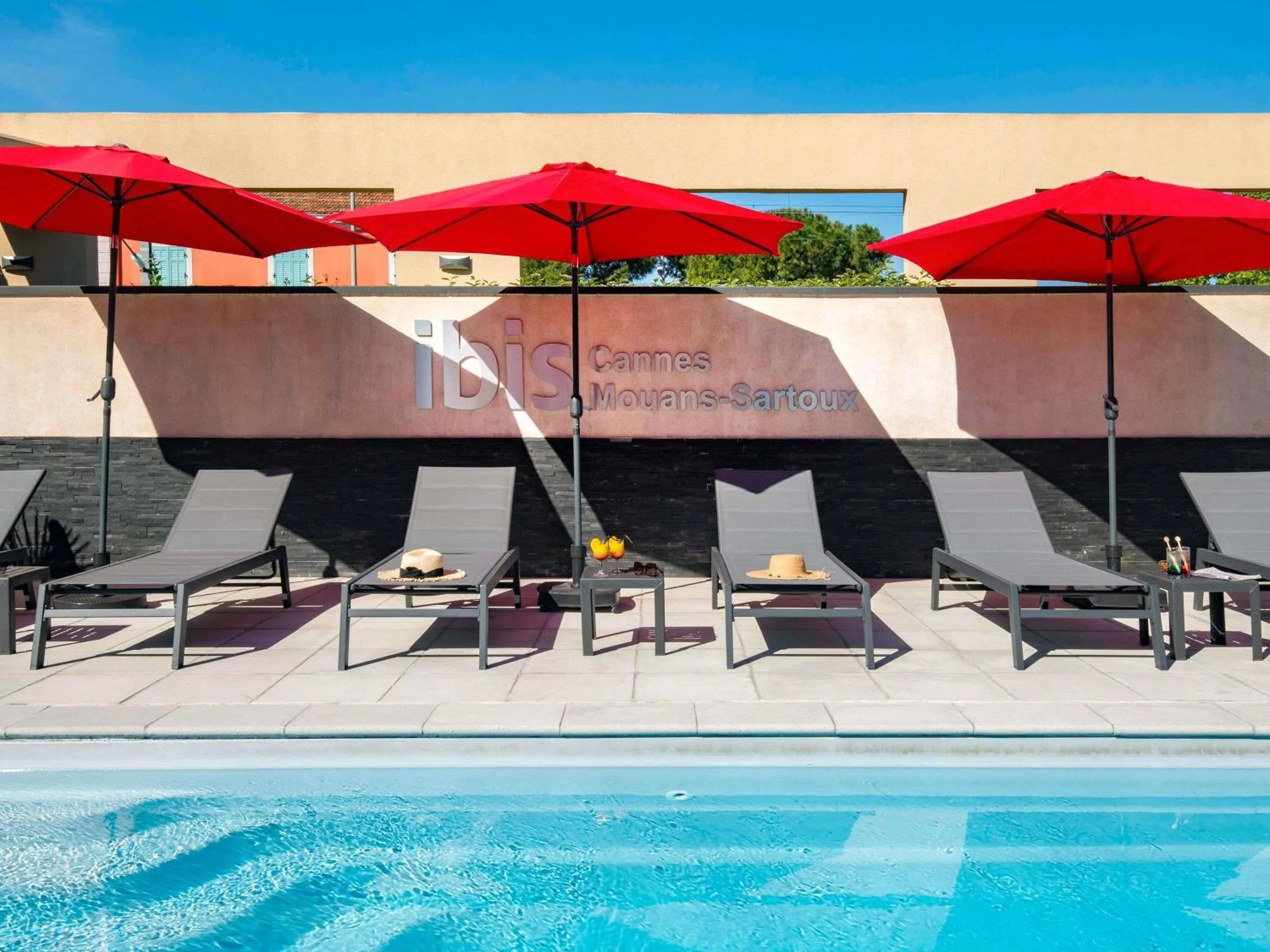 Property building in IBIS Cannes Mouans Sartoux Piscine parking gratuit